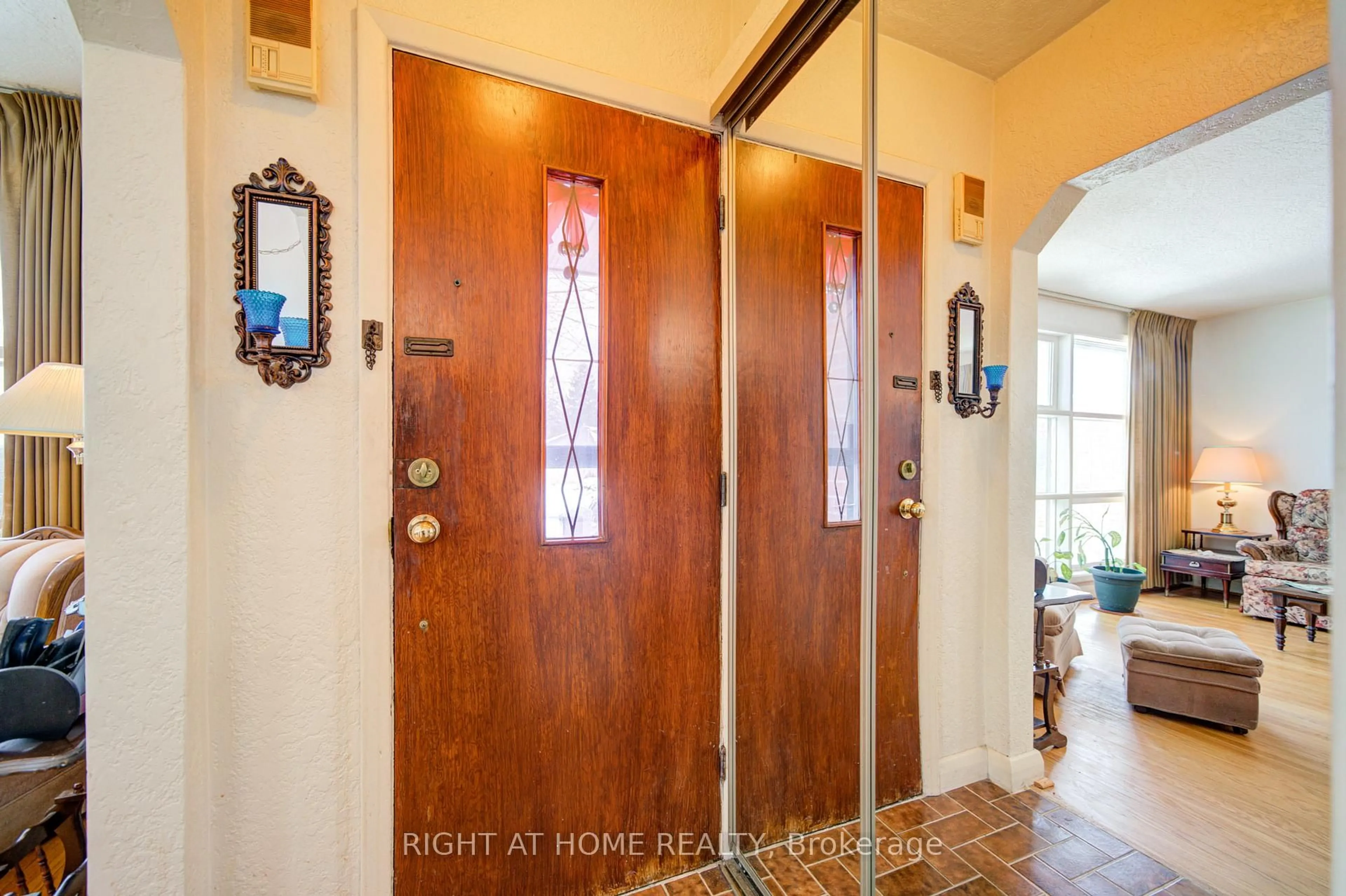 Indoor foyer for 25 Strode Dr, Toronto Ontario M1J 1L8