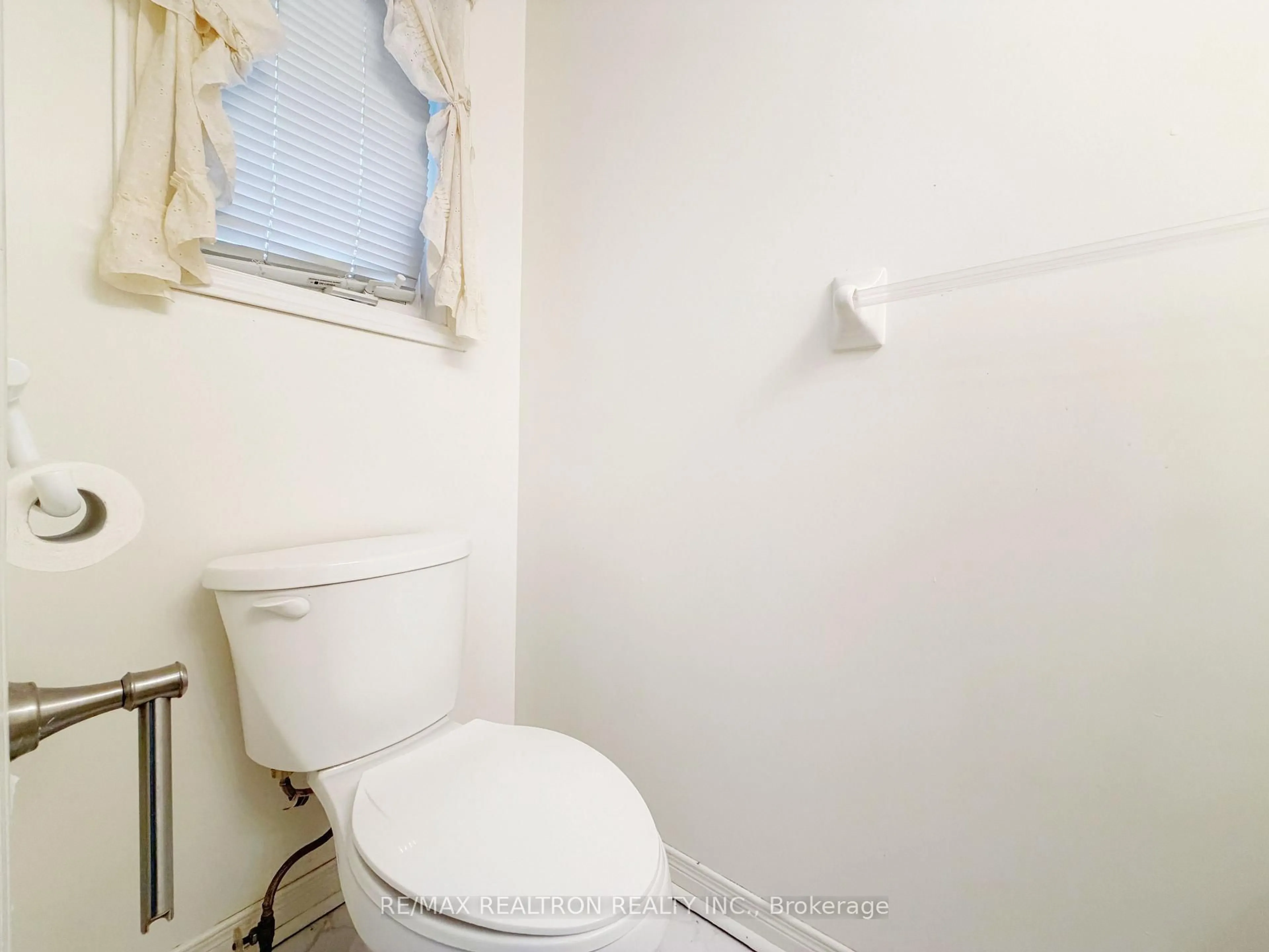 Standard bathroom, unknown for 29 Rosebank Dr #201, Toronto Ontario M1B 5Y7
