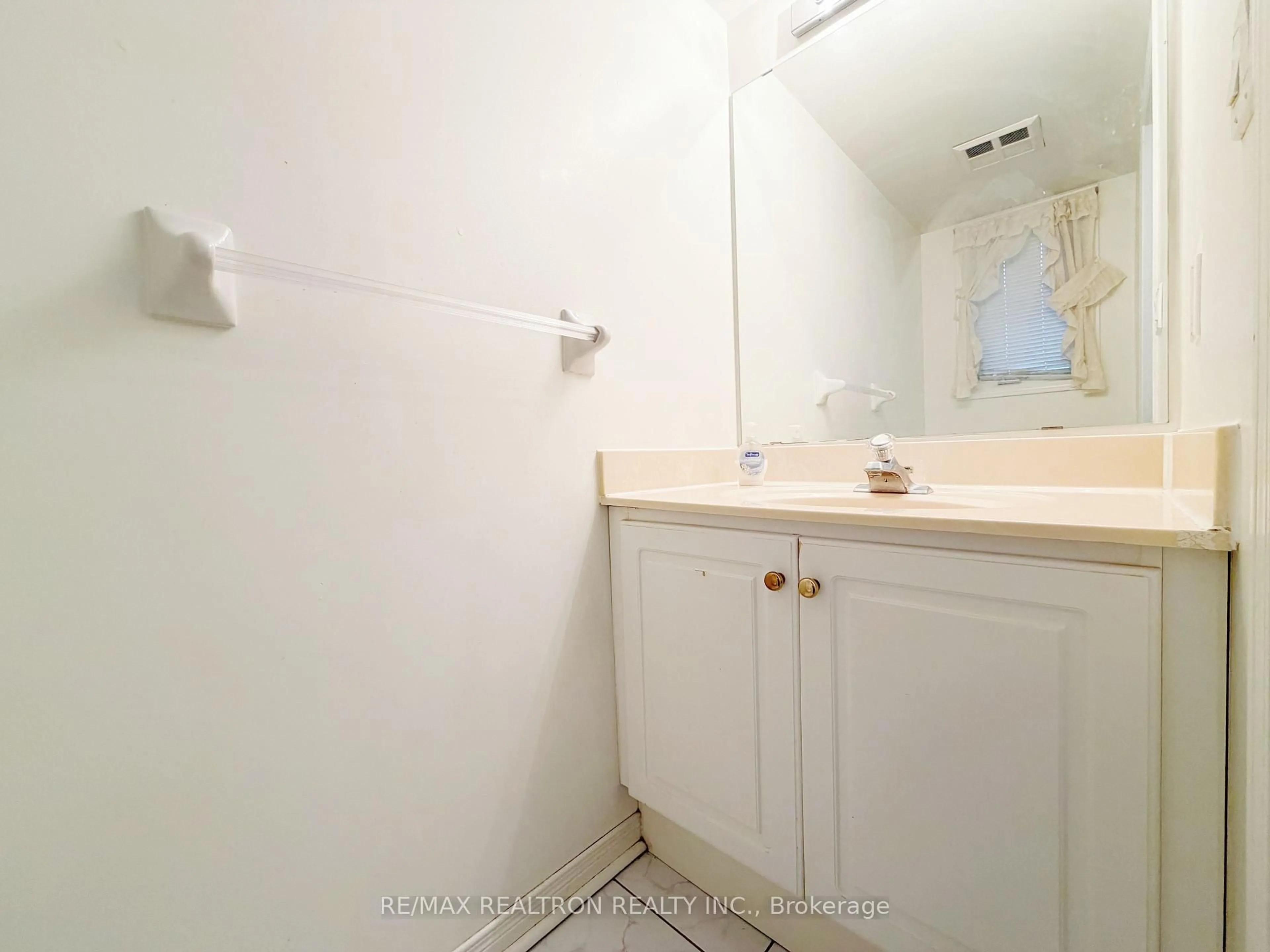 Standard bathroom, unknown for 29 Rosebank Dr #201, Toronto Ontario M1B 5Y7
