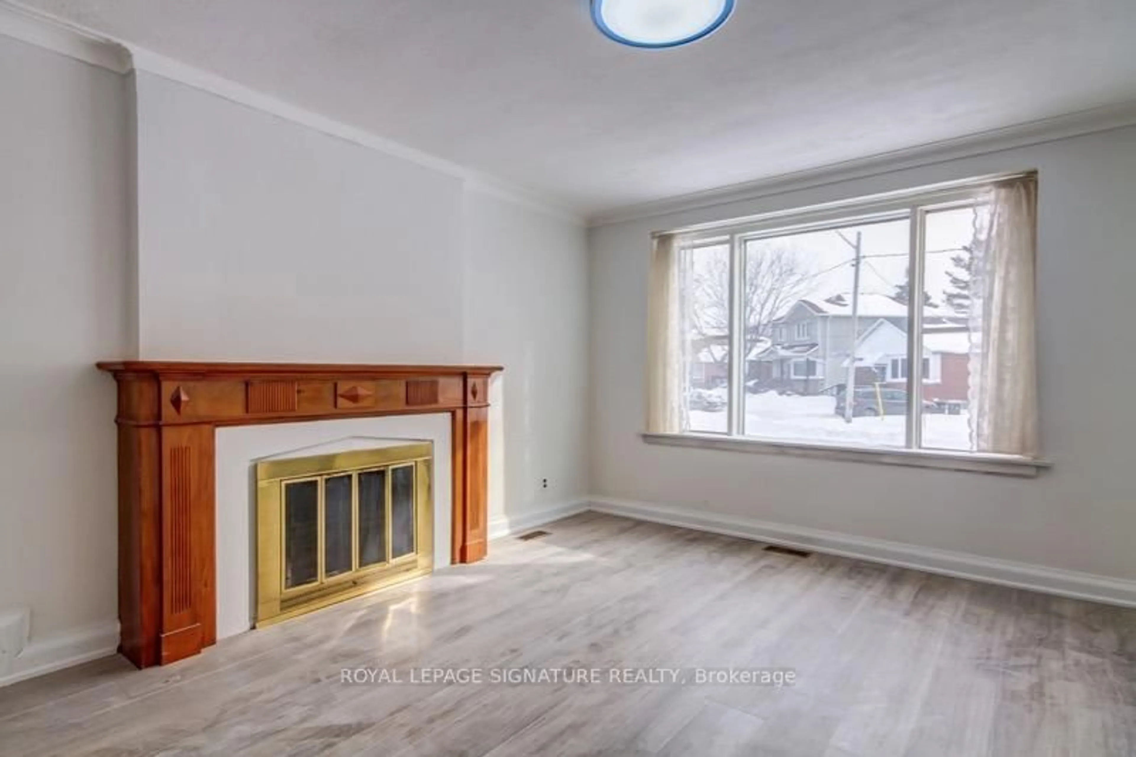 Living room with furniture, unknown for 88 Westview Blvd, Toronto Ontario M4B 3J1