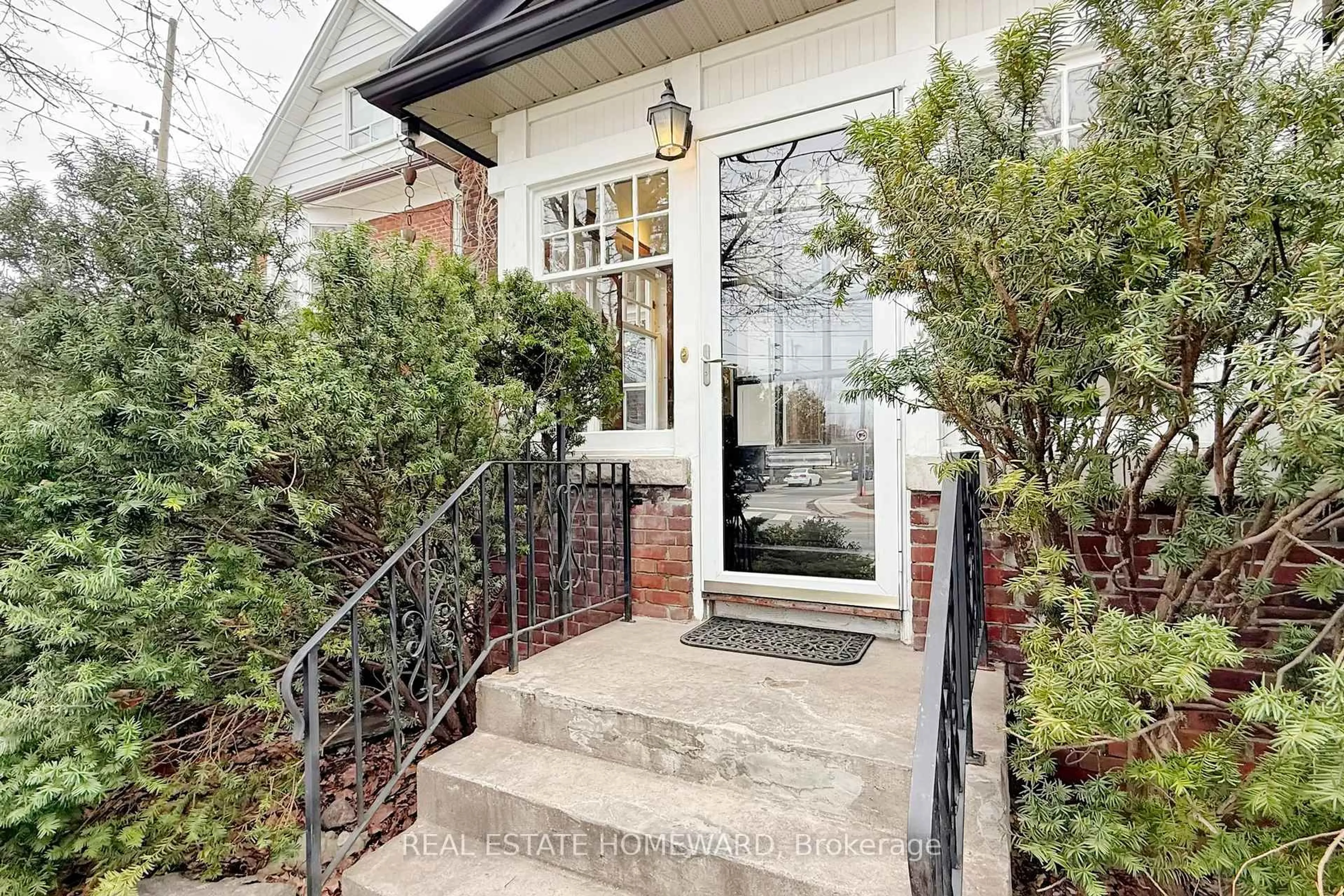 Indoor entryway for 106 Dawes Rd, Toronto Ontario M4C 5B6