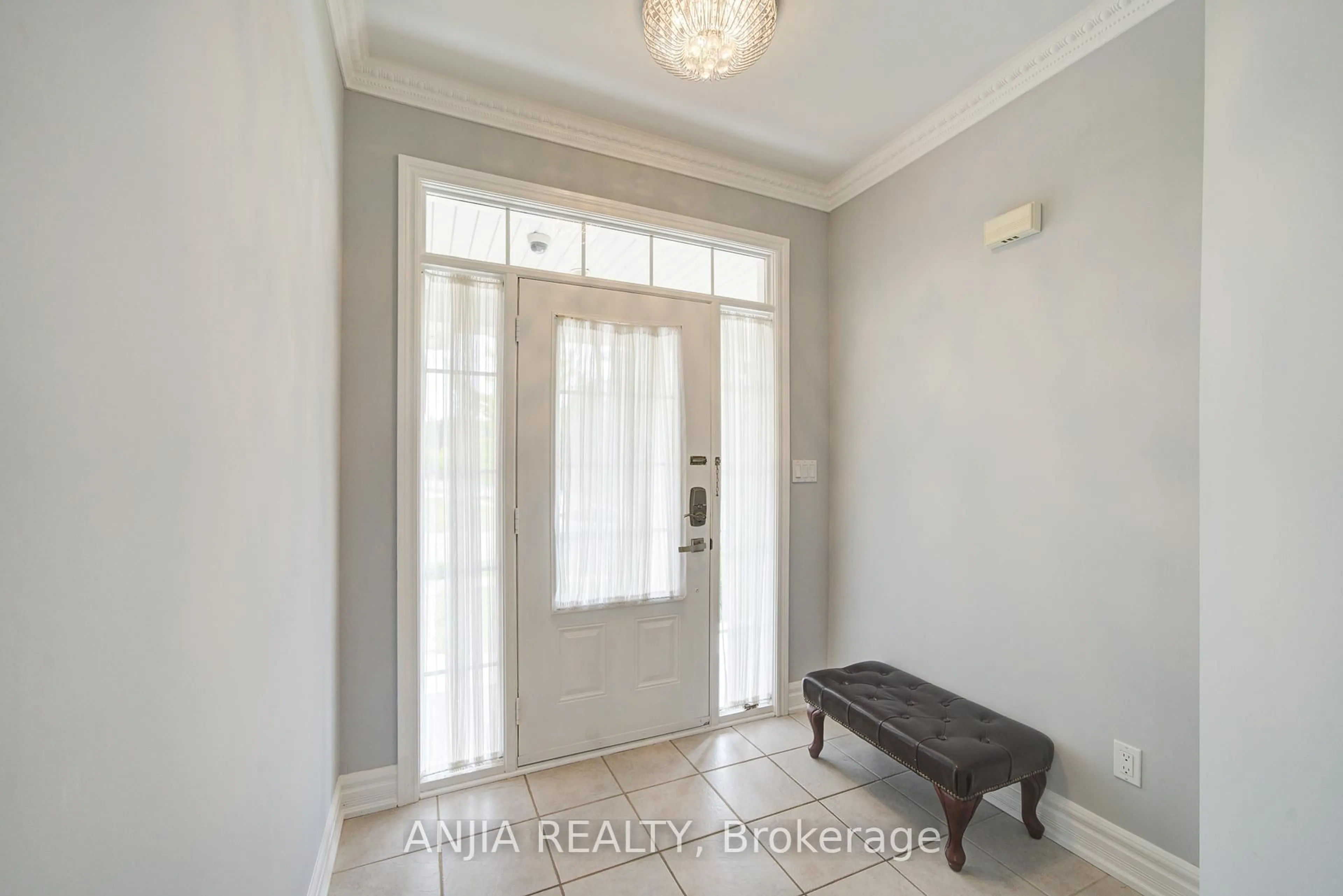 Indoor entryway for 10 Thistledown Cres, Whitby Ontario L1R 3P2