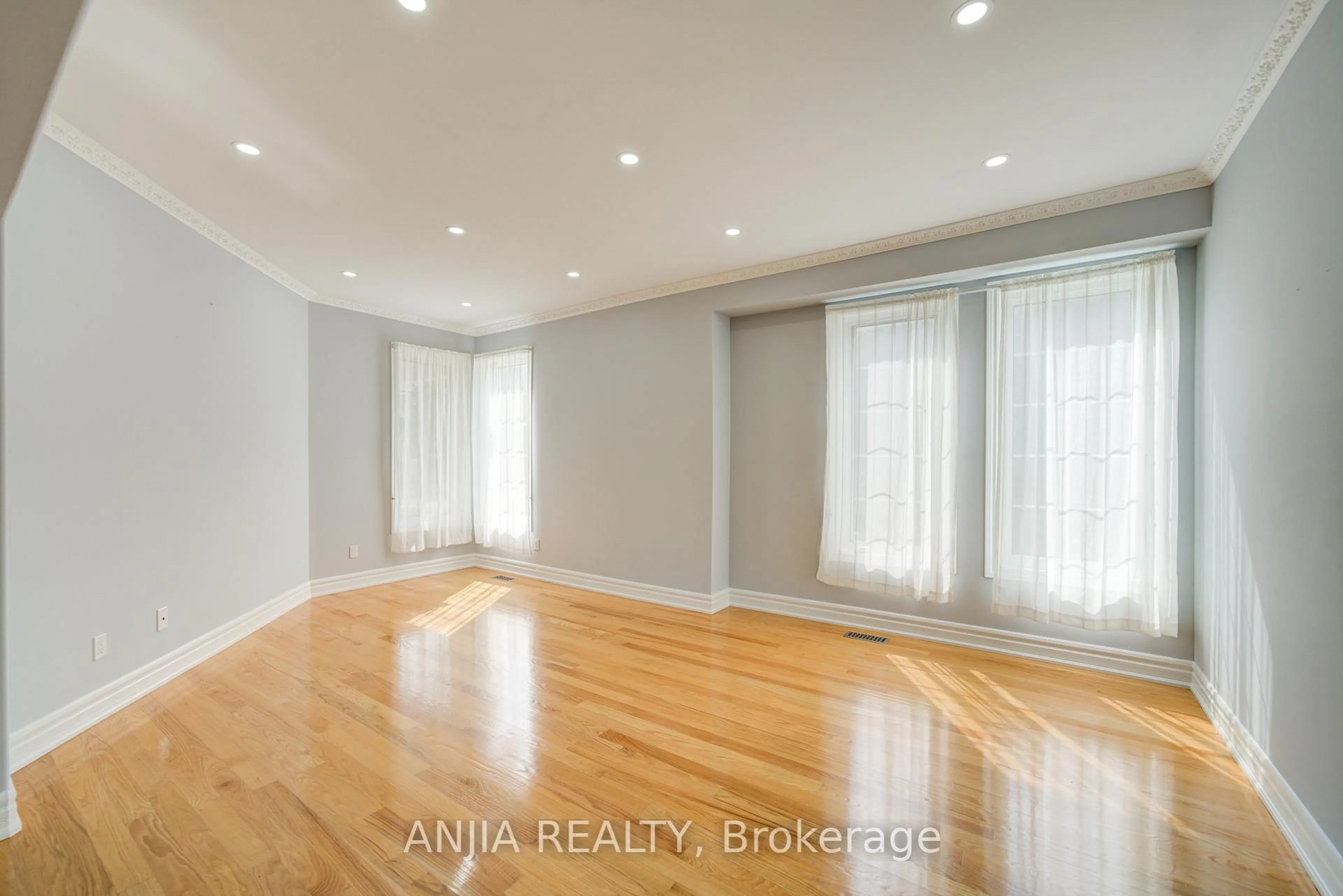 A pic of a room for 10 Thistledown Cres, Whitby Ontario L1R 3P2