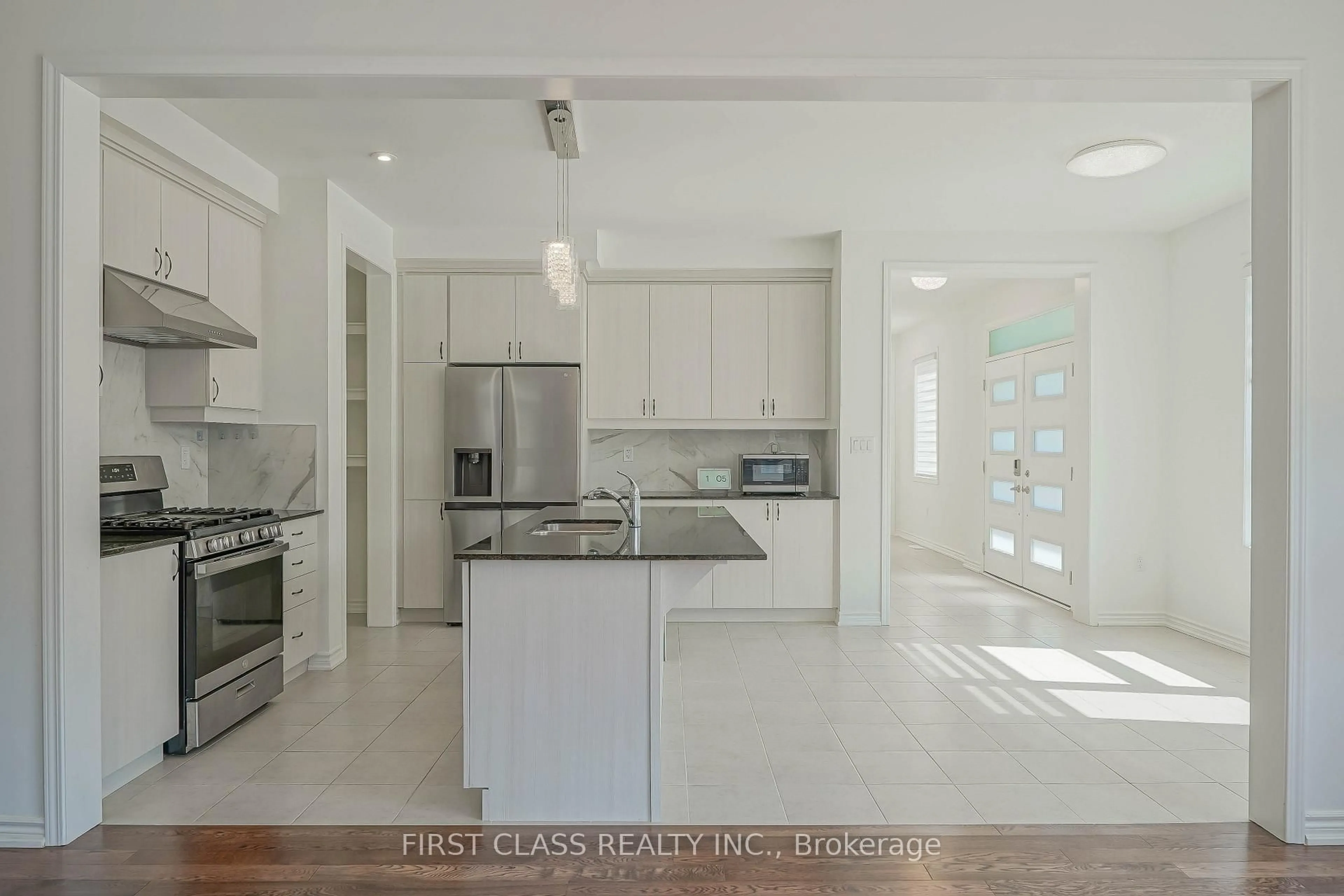 Open concept kitchen, unknown for 1475 mockingbird Sq, Pickering Ontario L1X 0N8