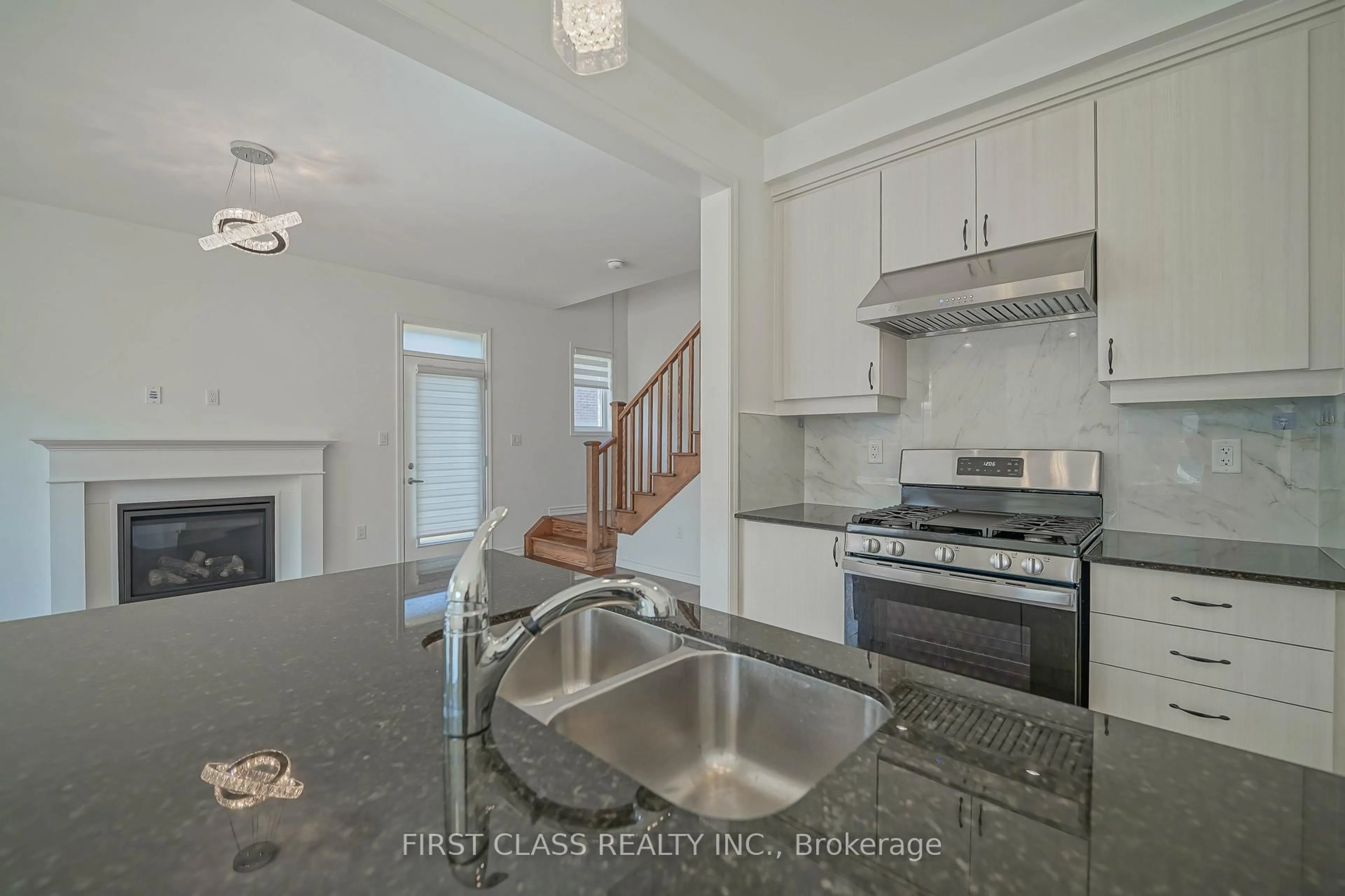 Open concept kitchen, unknown for 1475 mockingbird Sq, Pickering Ontario L1X 0N8