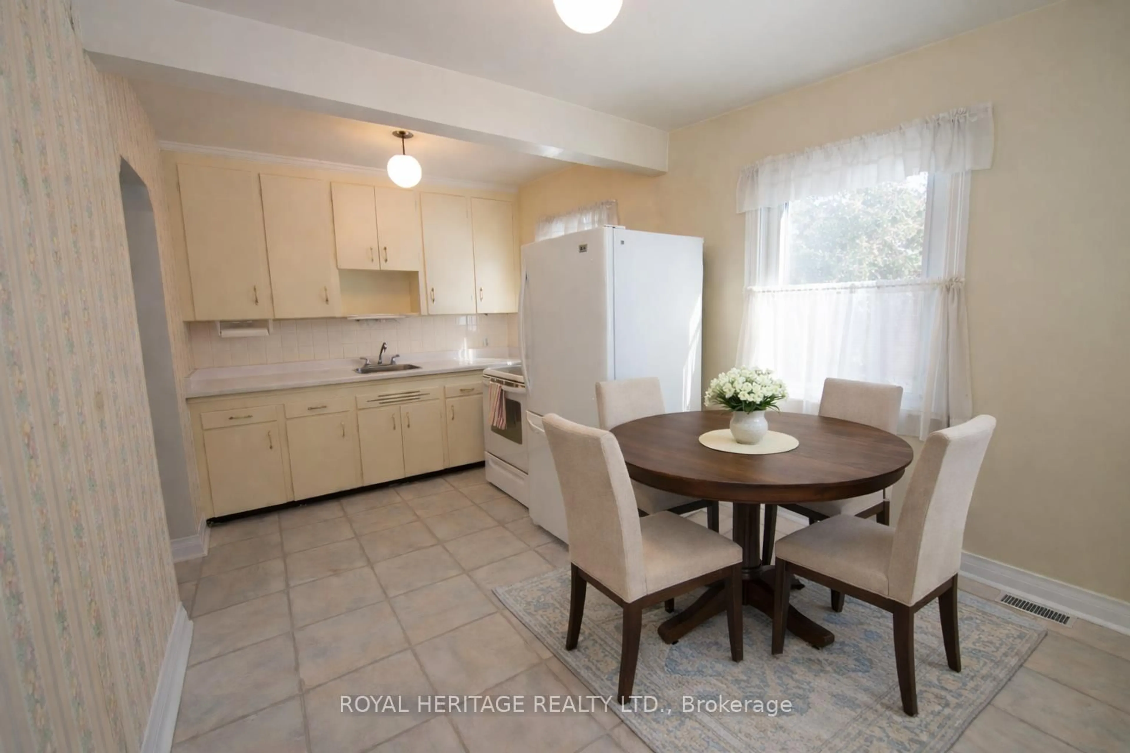 Standard kitchen, ceramic/tile floor for 17 Kingswell Cres, Toronto Ontario M1L 3E2