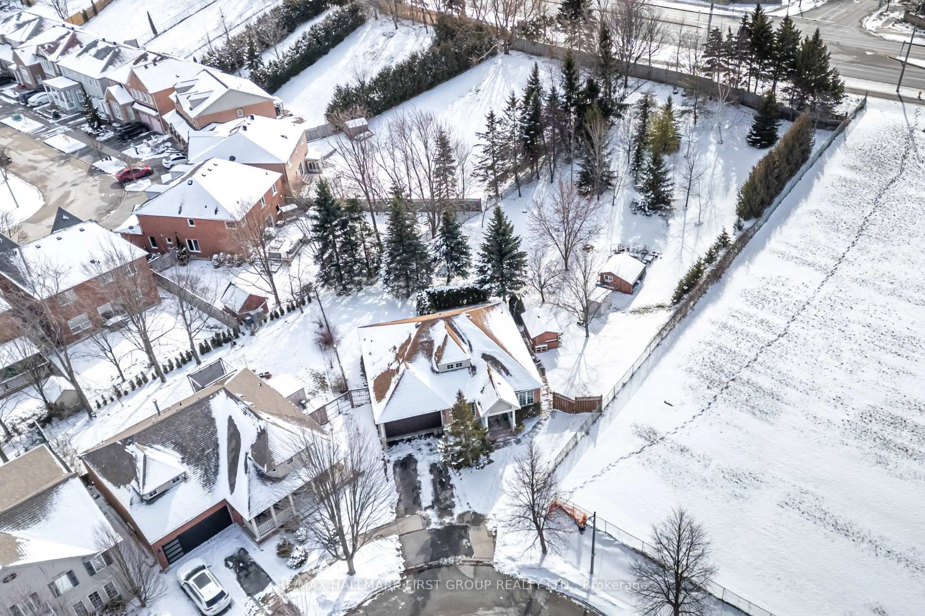 A pic from outside/outdoor area/front of a property/back of a property/a pic from drone, street for 33 Sabbe Cres, Ajax Ontario L1T 4E3