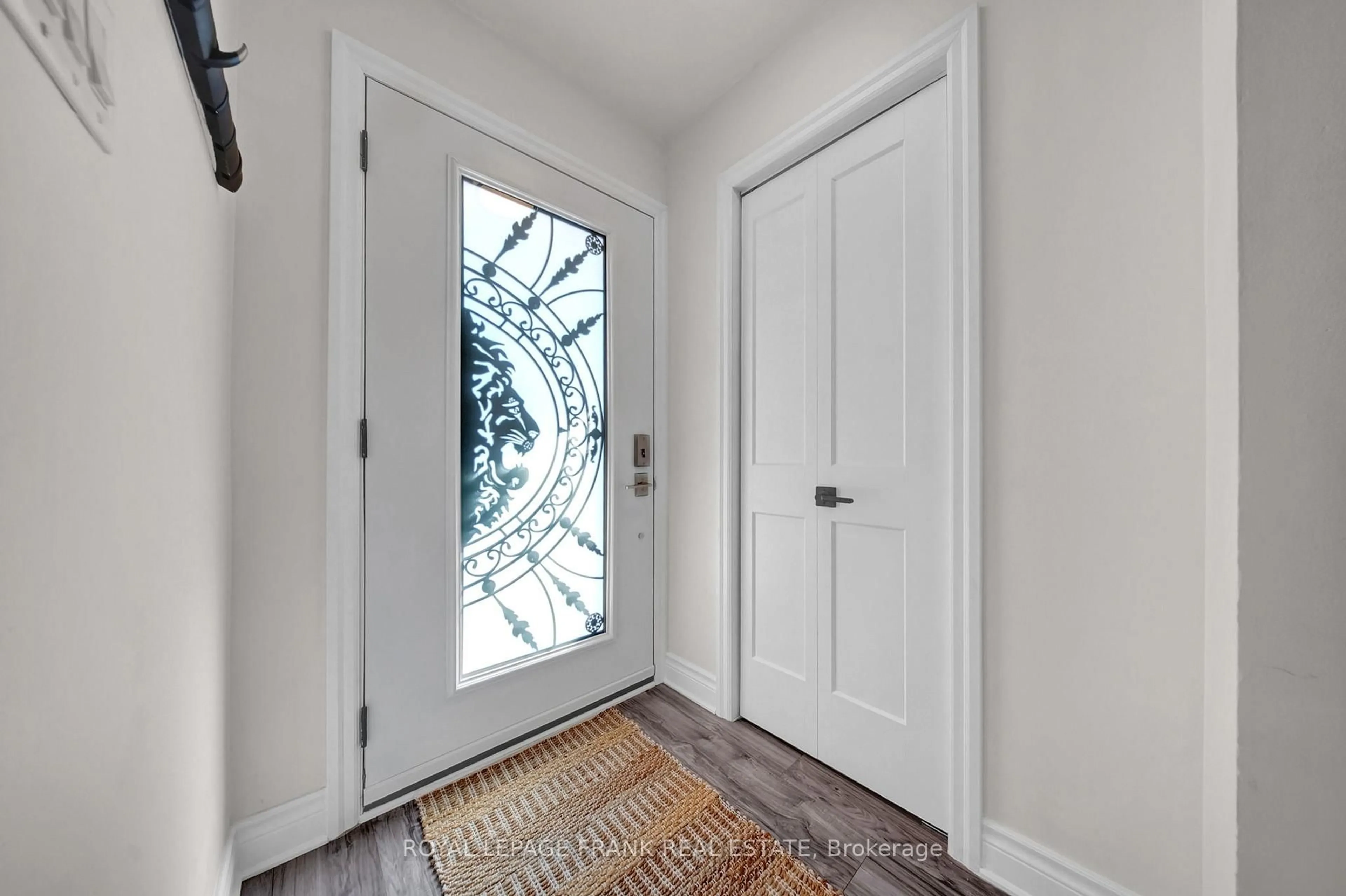 Indoor entryway for 303 Sheffield Crt, Oshawa Ontario L1J 8J3