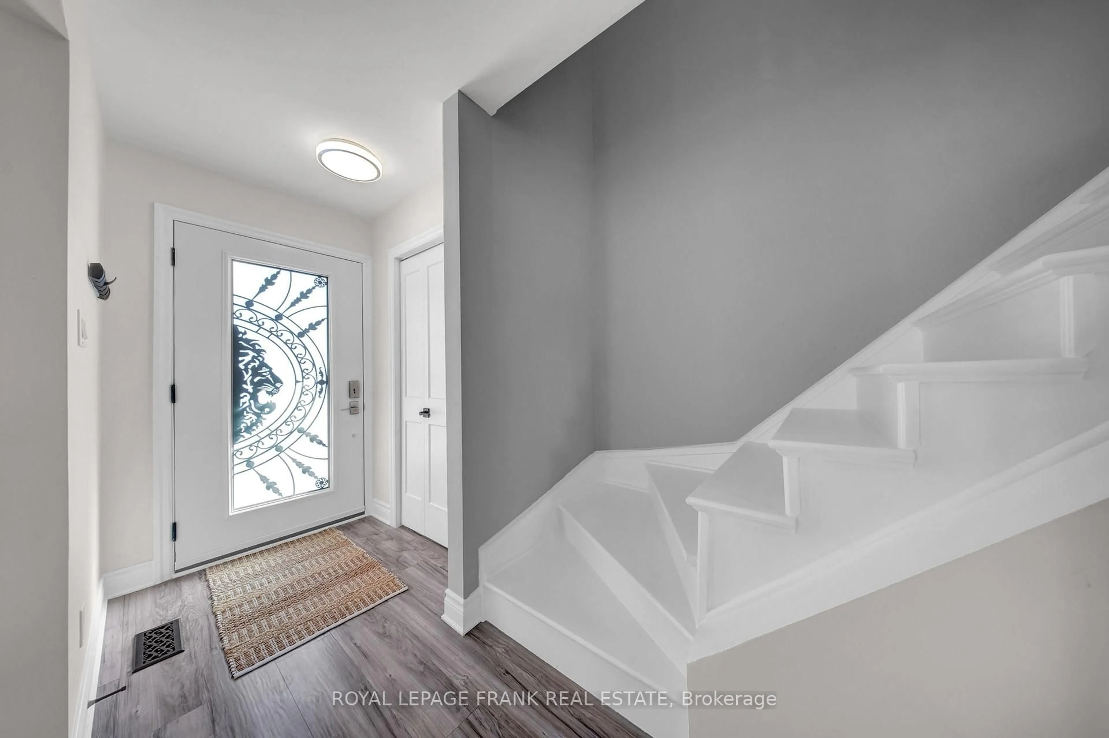 Indoor entryway for 303 Sheffield Crt, Oshawa Ontario L1J 8J3