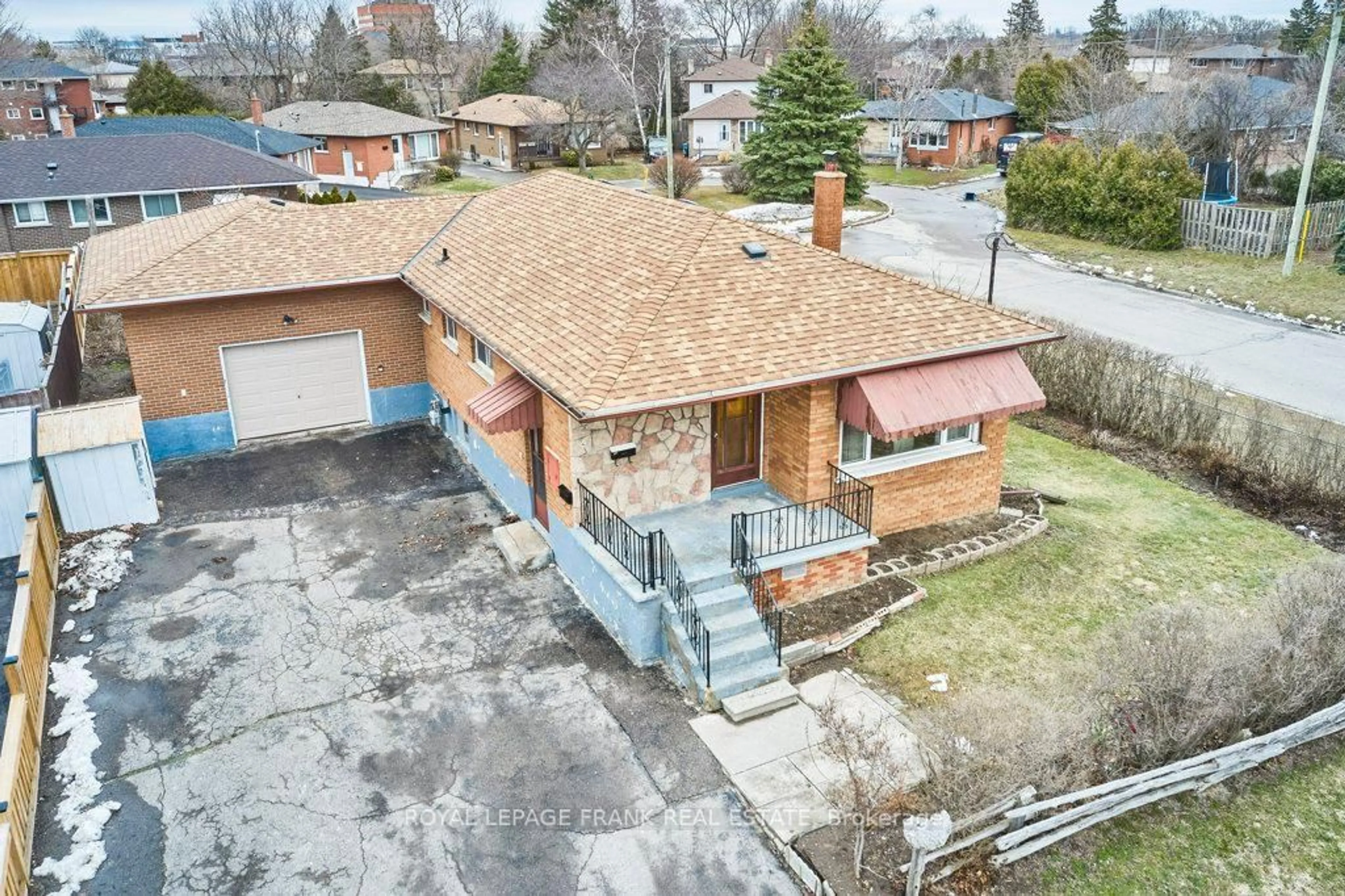 A pic from outside/outdoor area/front of a property/back of a property/a pic from drone, building for 117 Waverly St, Oshawa Ontario L1J 5T9