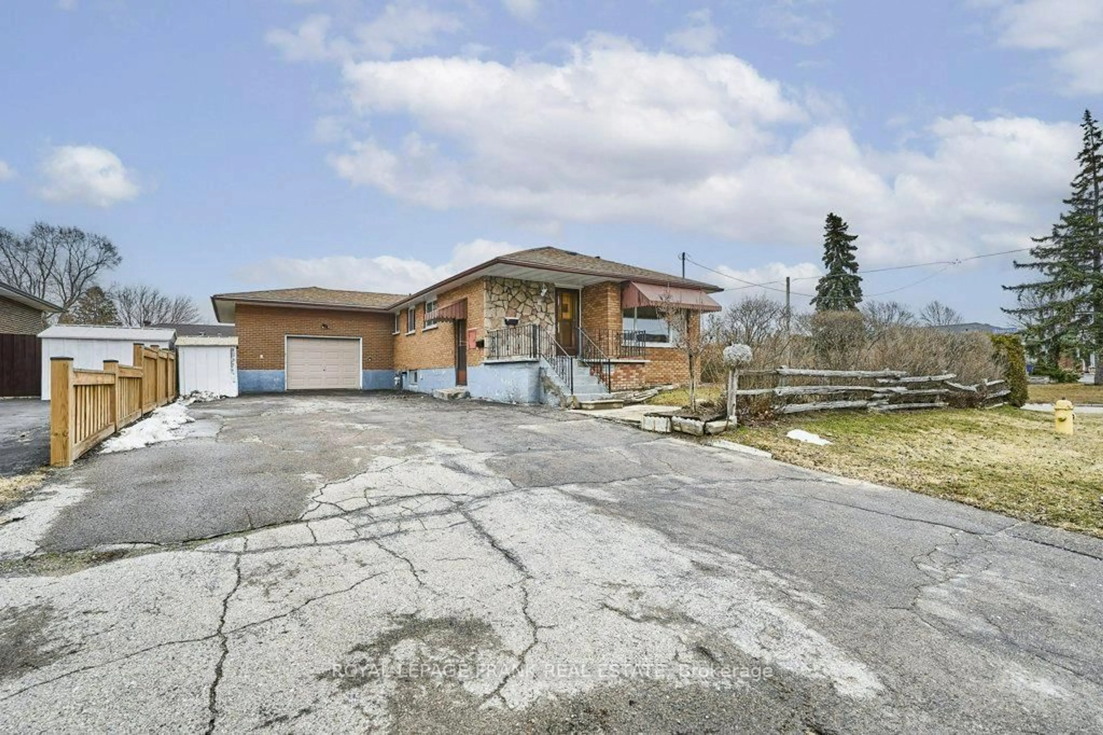A pic from outside/outdoor area/front of a property/back of a property/a pic from drone, street for 117 Waverly St, Oshawa Ontario L1J 5T9