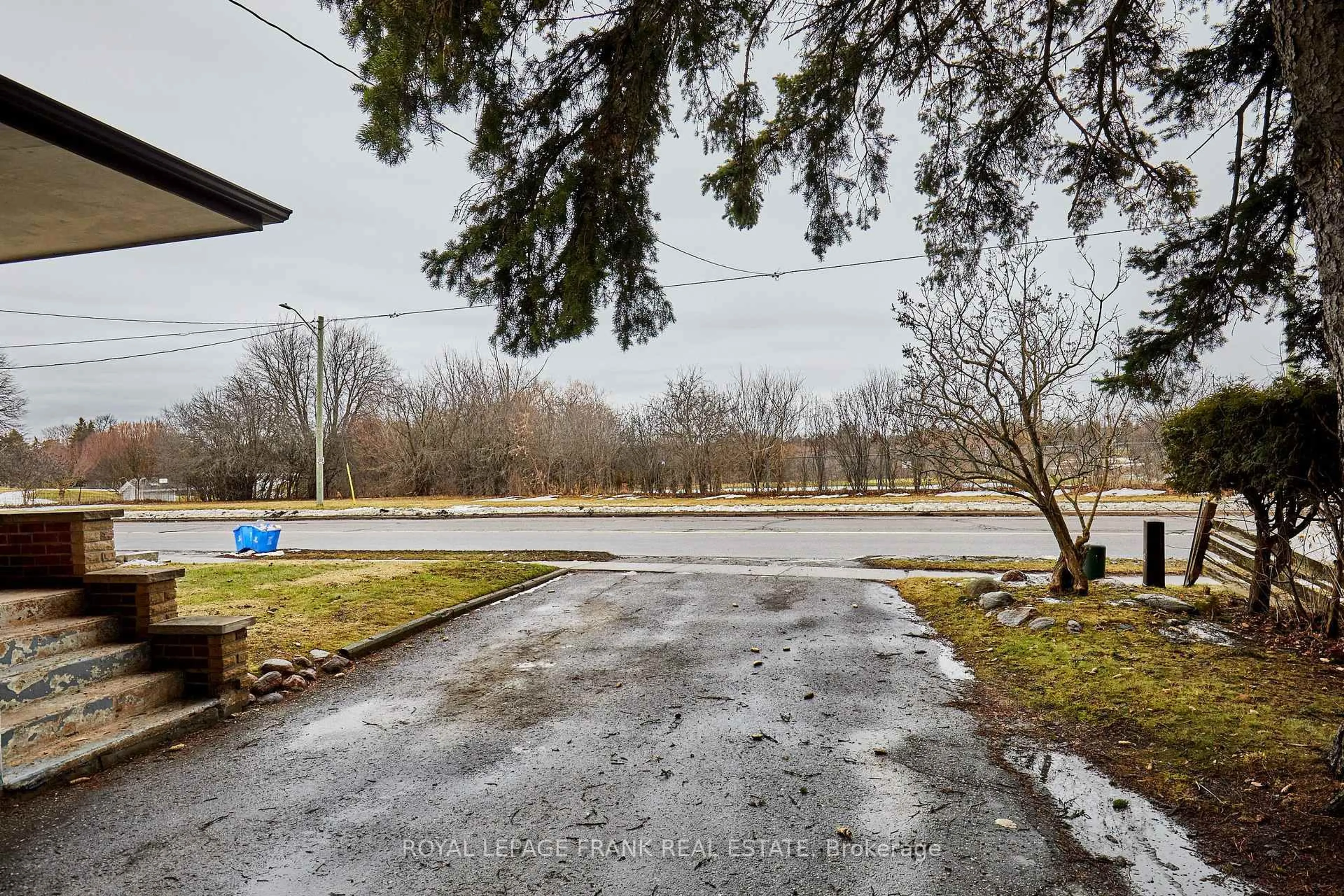 A pic from outside/outdoor area/front of a property/back of a property/a pic from drone, street for 514 Park Rd, Oshawa Ontario L1J 4M7