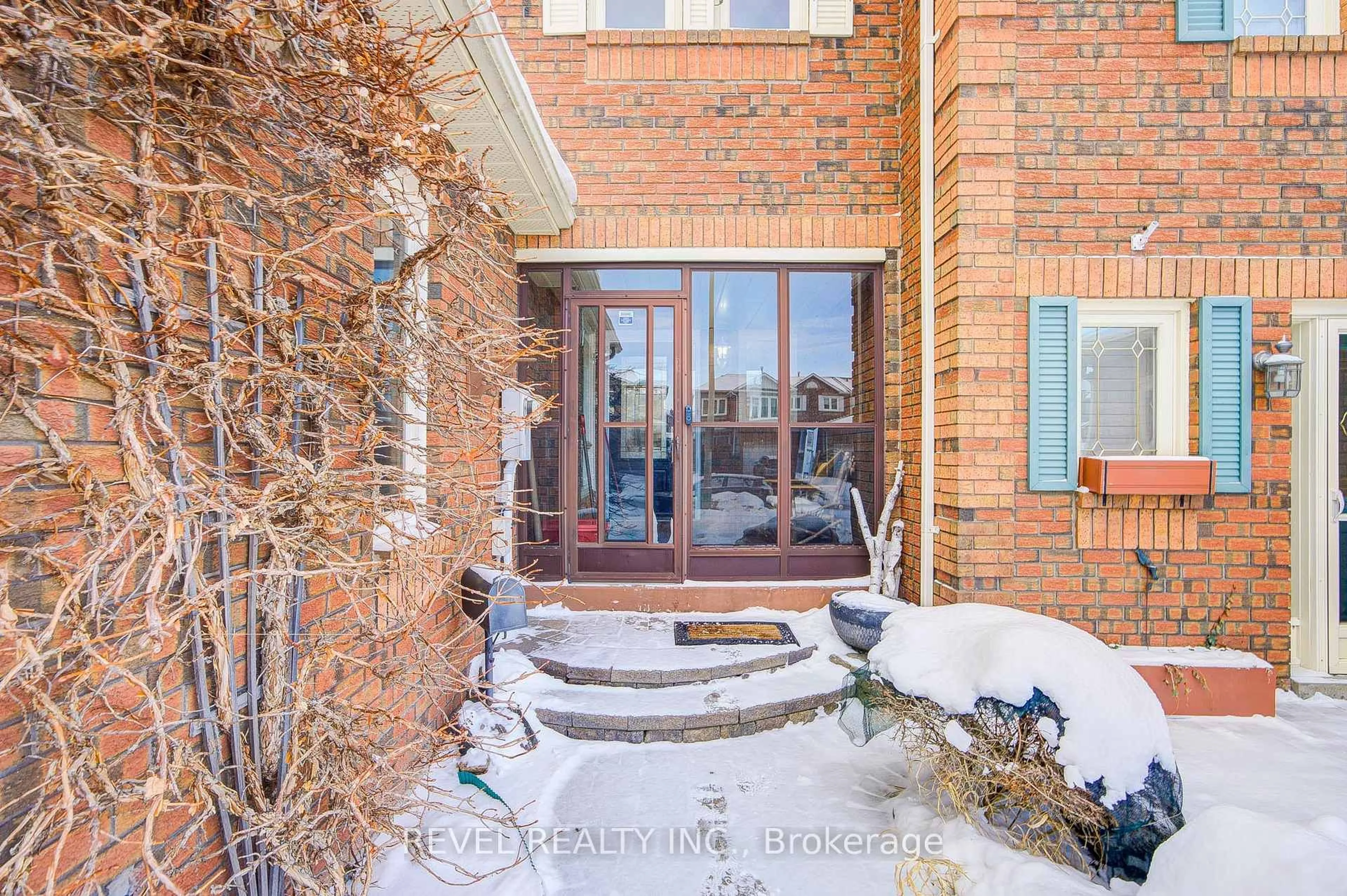 Indoor entryway for 2253 Wildwood Cres, Pickering Ontario L1X 2R7