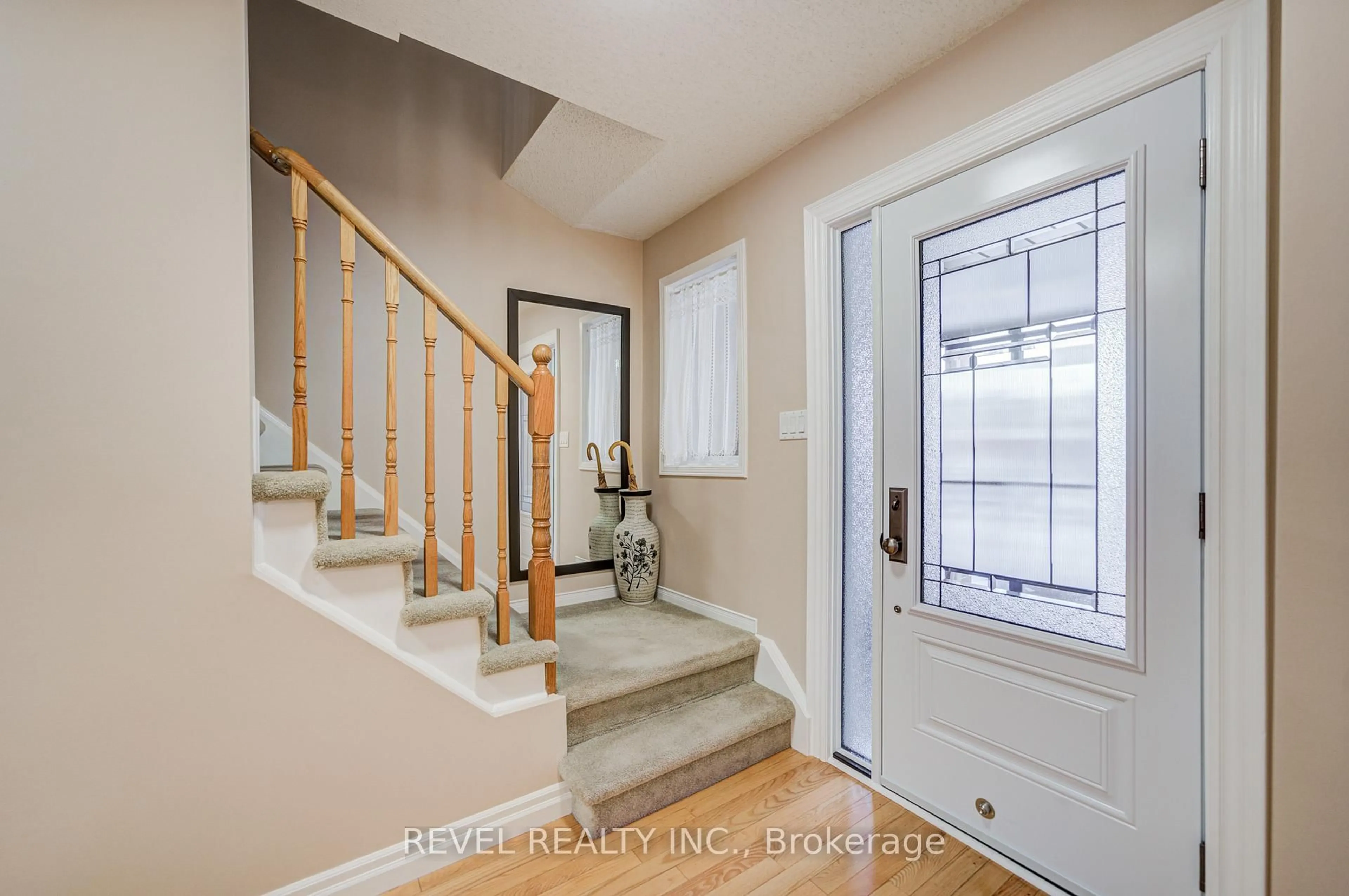Indoor entryway for 2253 Wildwood Cres, Pickering Ontario L1X 2R7