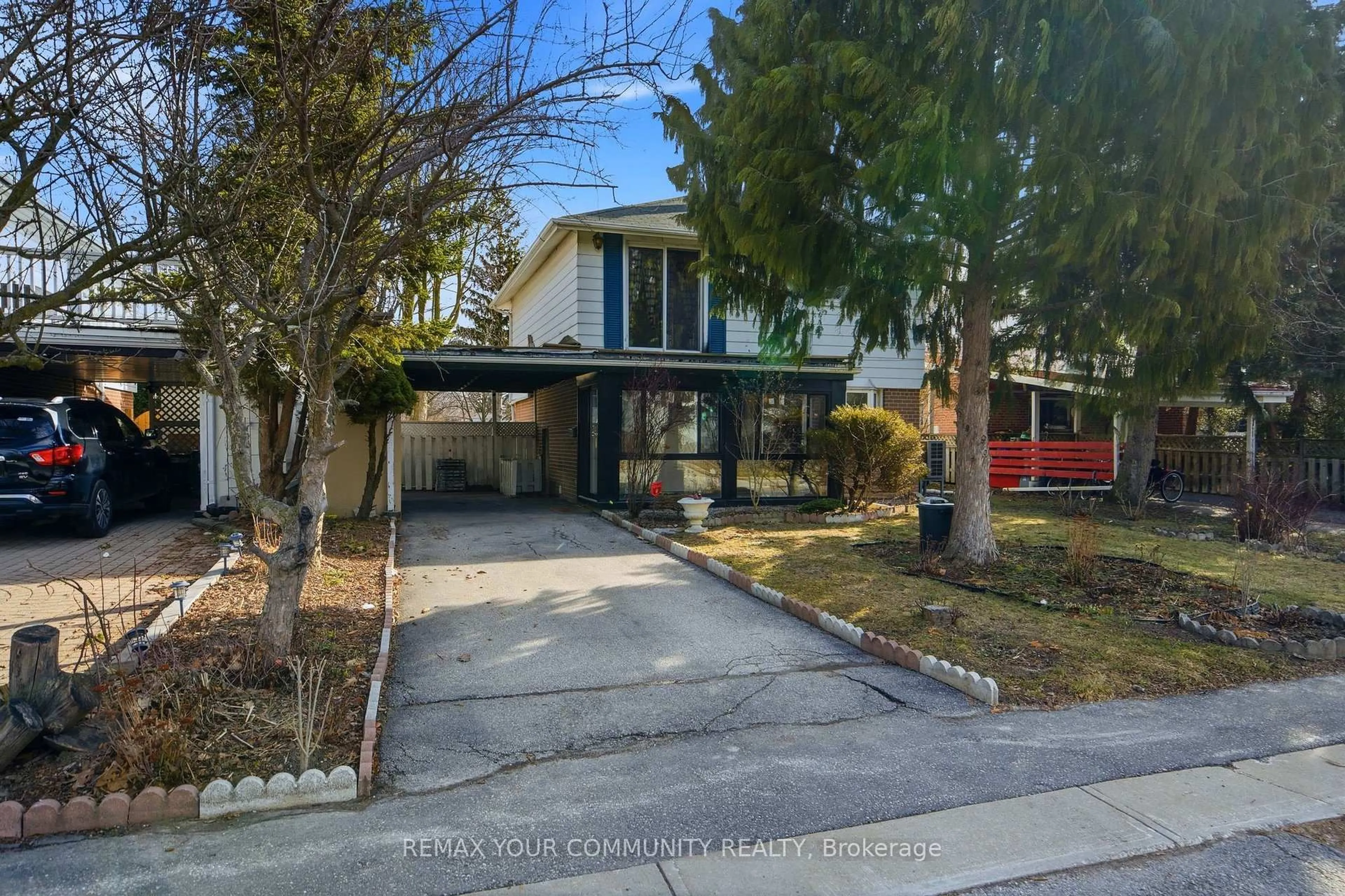A pic from outside/outdoor area/front of a property/back of a property/a pic from drone, street for 3 Forsythia Dr, Toronto Ontario M1E 1X9