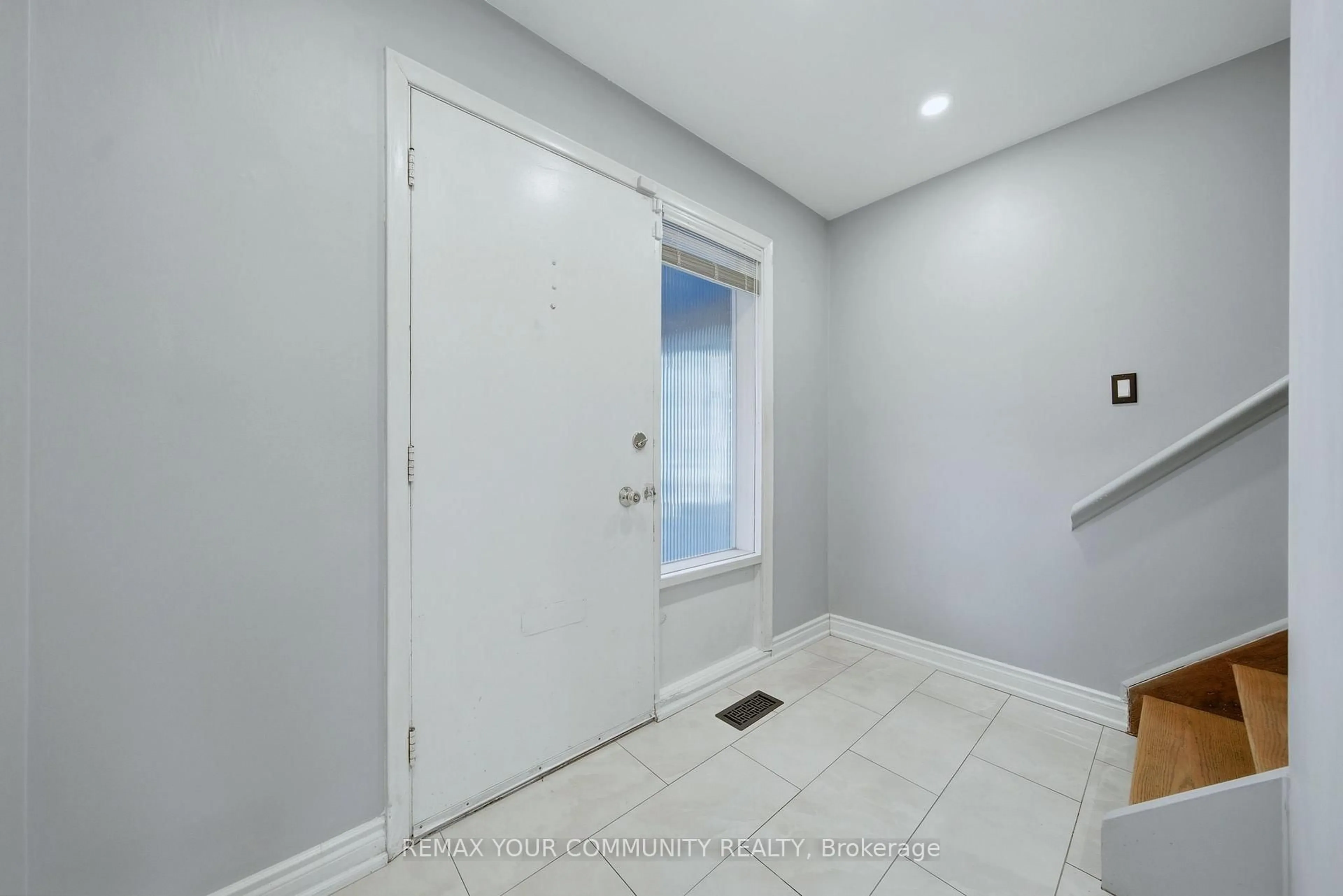 Indoor entryway for 3 Forsythia Dr, Toronto Ontario M1E 1X9