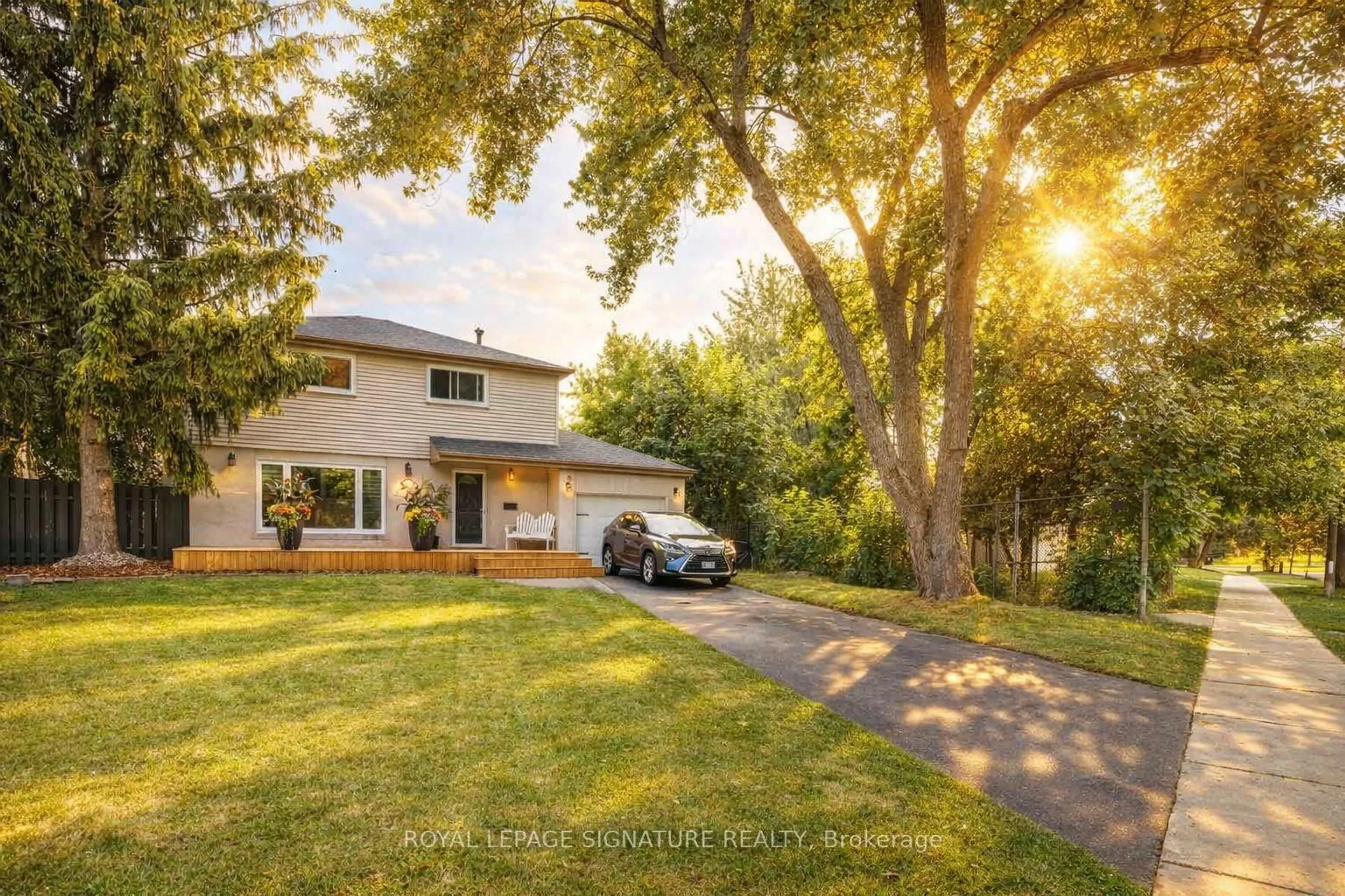 A pic from outside/outdoor area/front of a property/back of a property/a pic from drone, street for 105 Catalina Dr, Toronto Ontario M1M 1K7