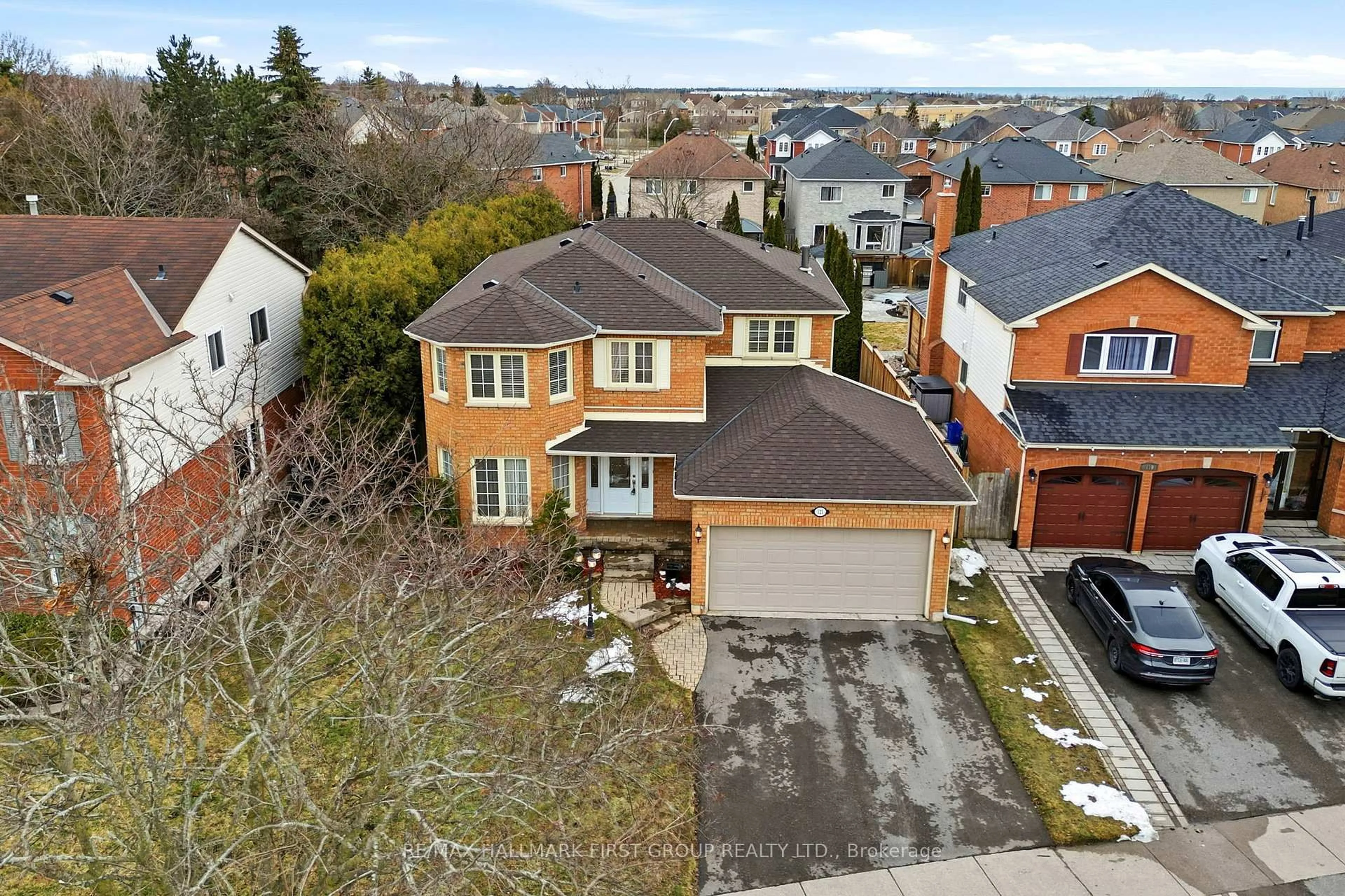 A pic from outside/outdoor area/front of a property/back of a property/a pic from drone, street for 121 Glenabbey Dr, Clarington Ontario L1E 2B7