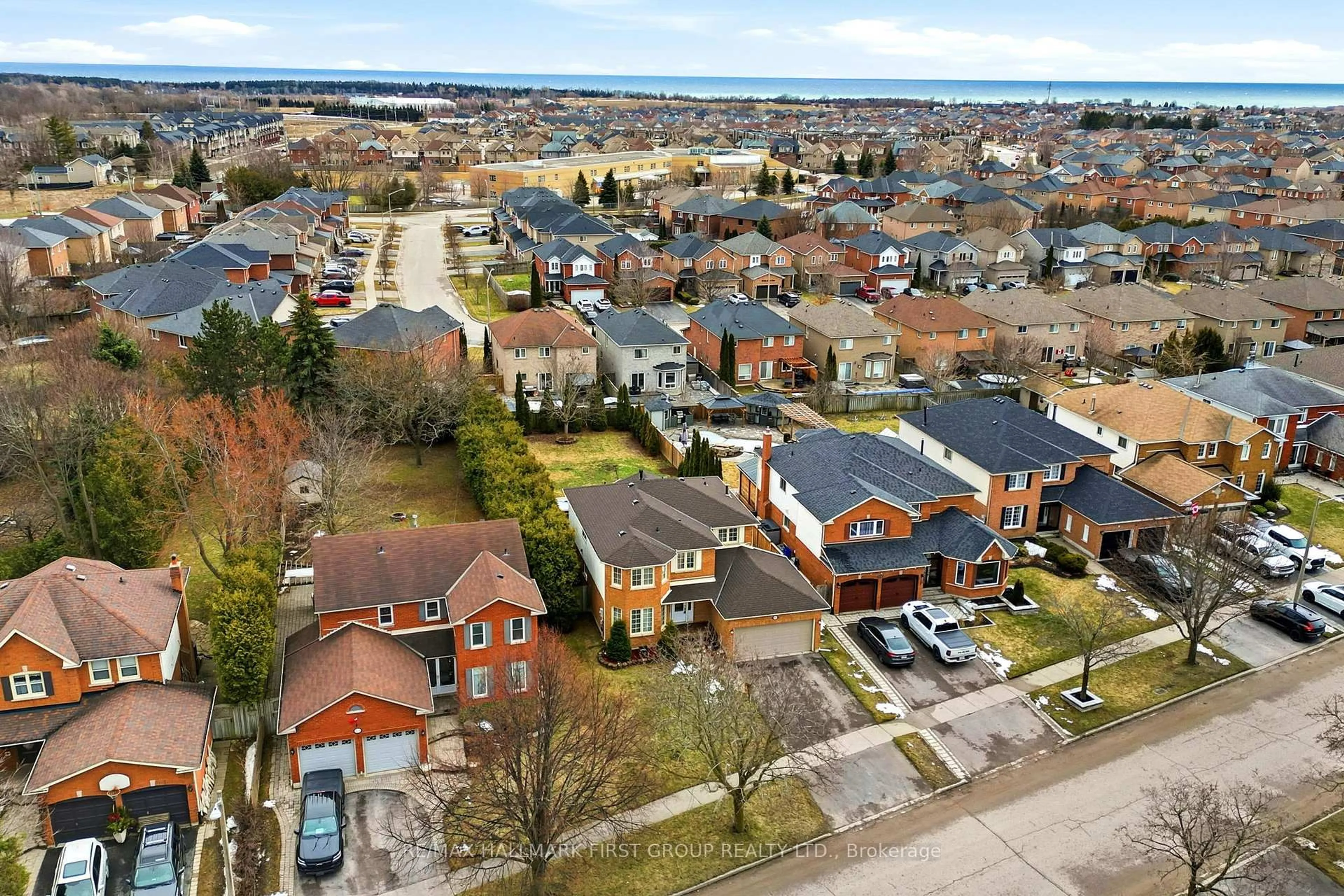 A pic from outside/outdoor area/front of a property/back of a property/a pic from drone, street for 121 Glenabbey Dr, Clarington Ontario L1E 2B7