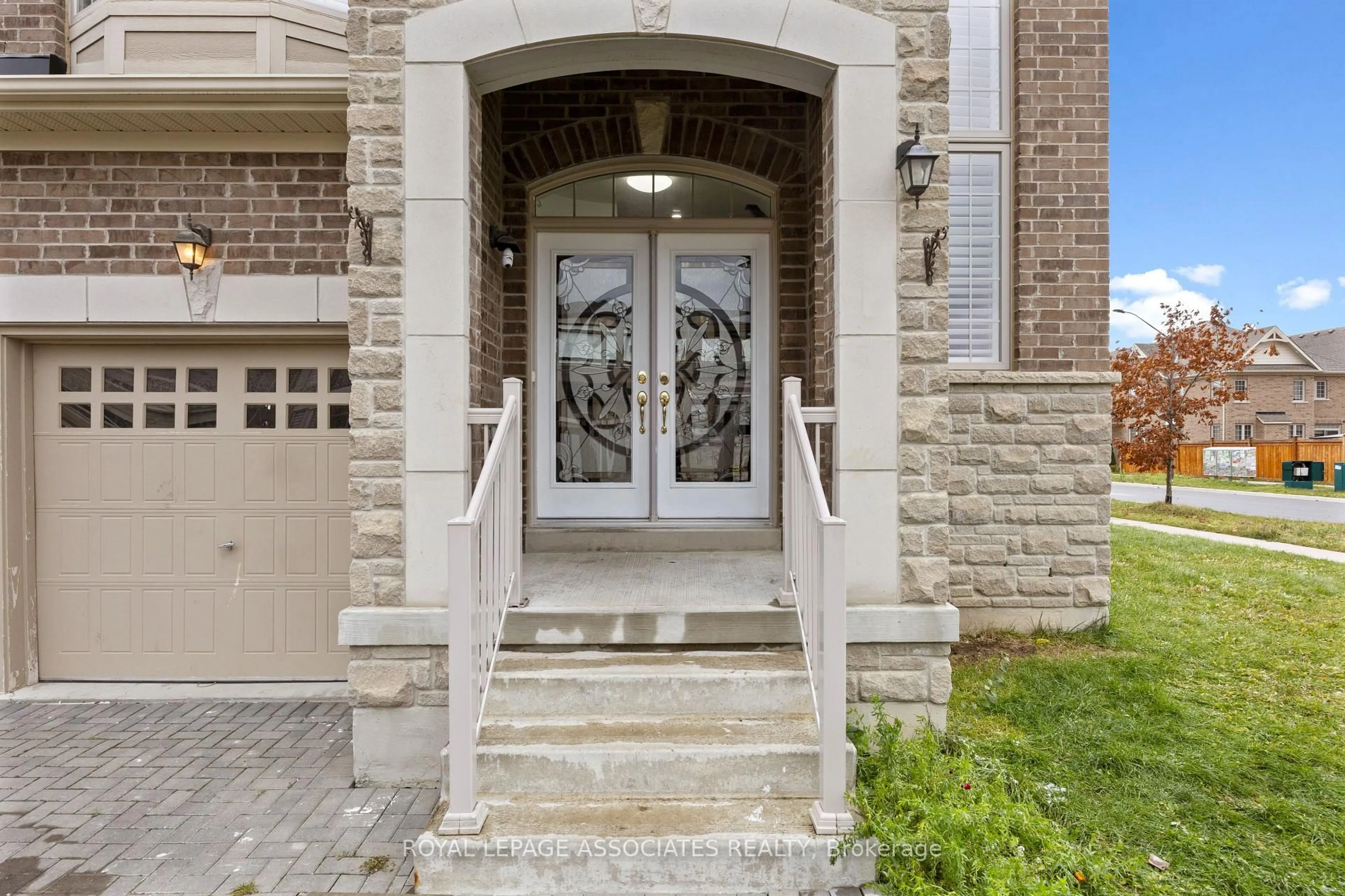 Indoor entryway for 1 Morningstar Ave, Whitby Ontario L1R 0P2