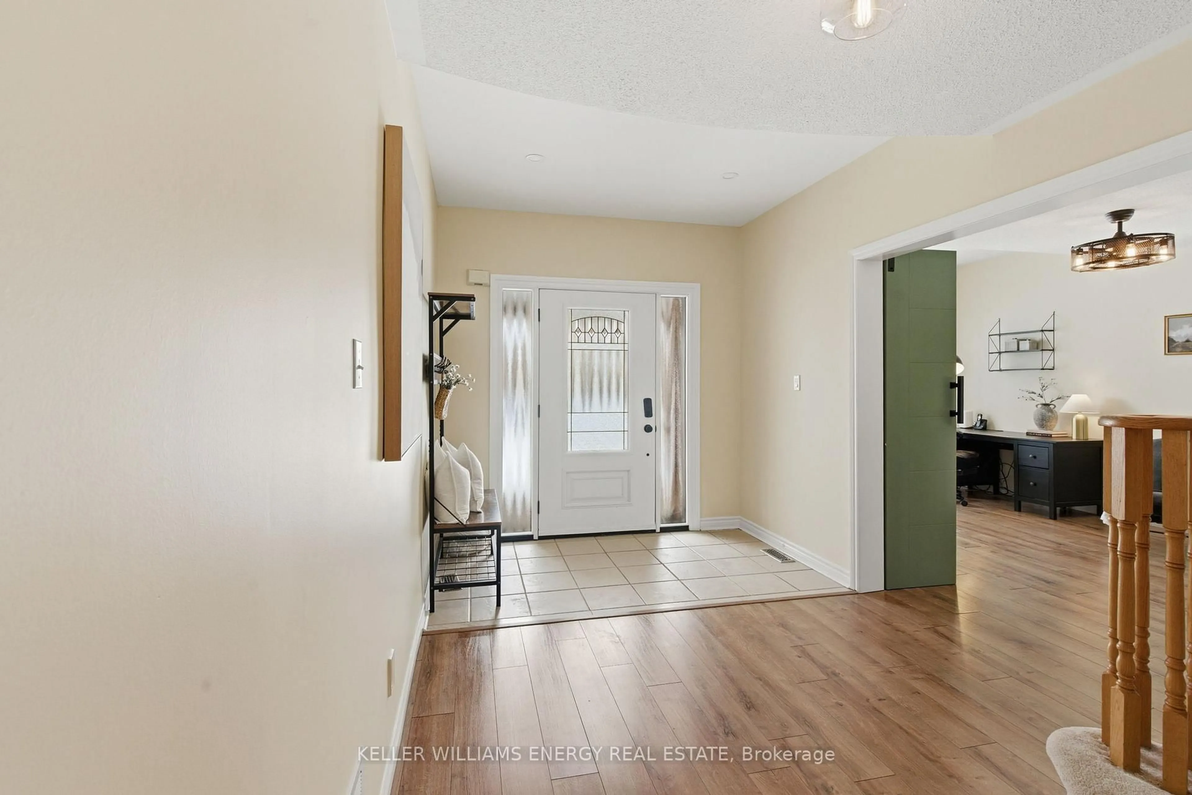 Indoor entryway for 105 Guildwood Dr, Clarington Ontario L1C 5C7