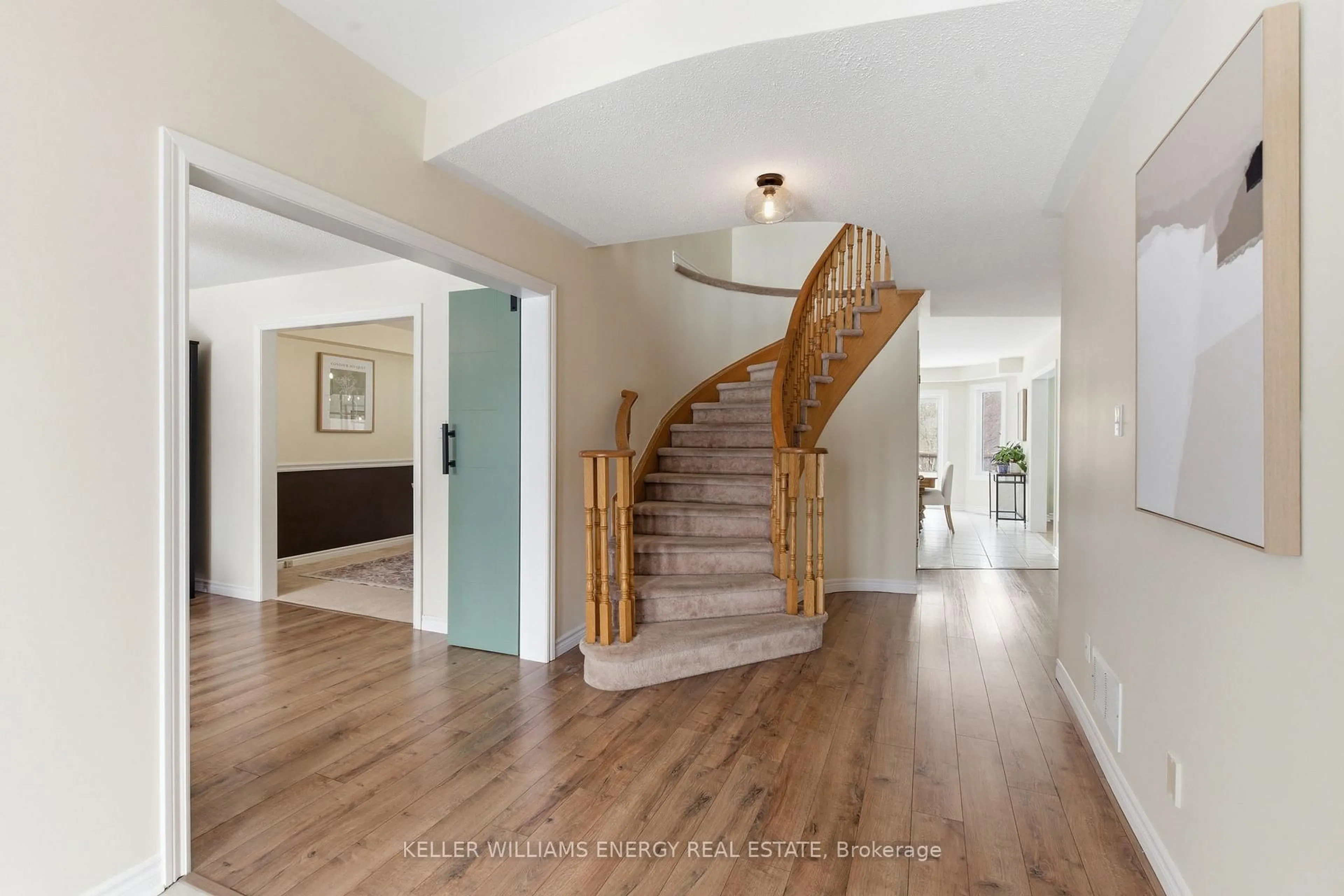 Indoor foyer for 105 Guildwood Dr, Clarington Ontario L1C 5C7