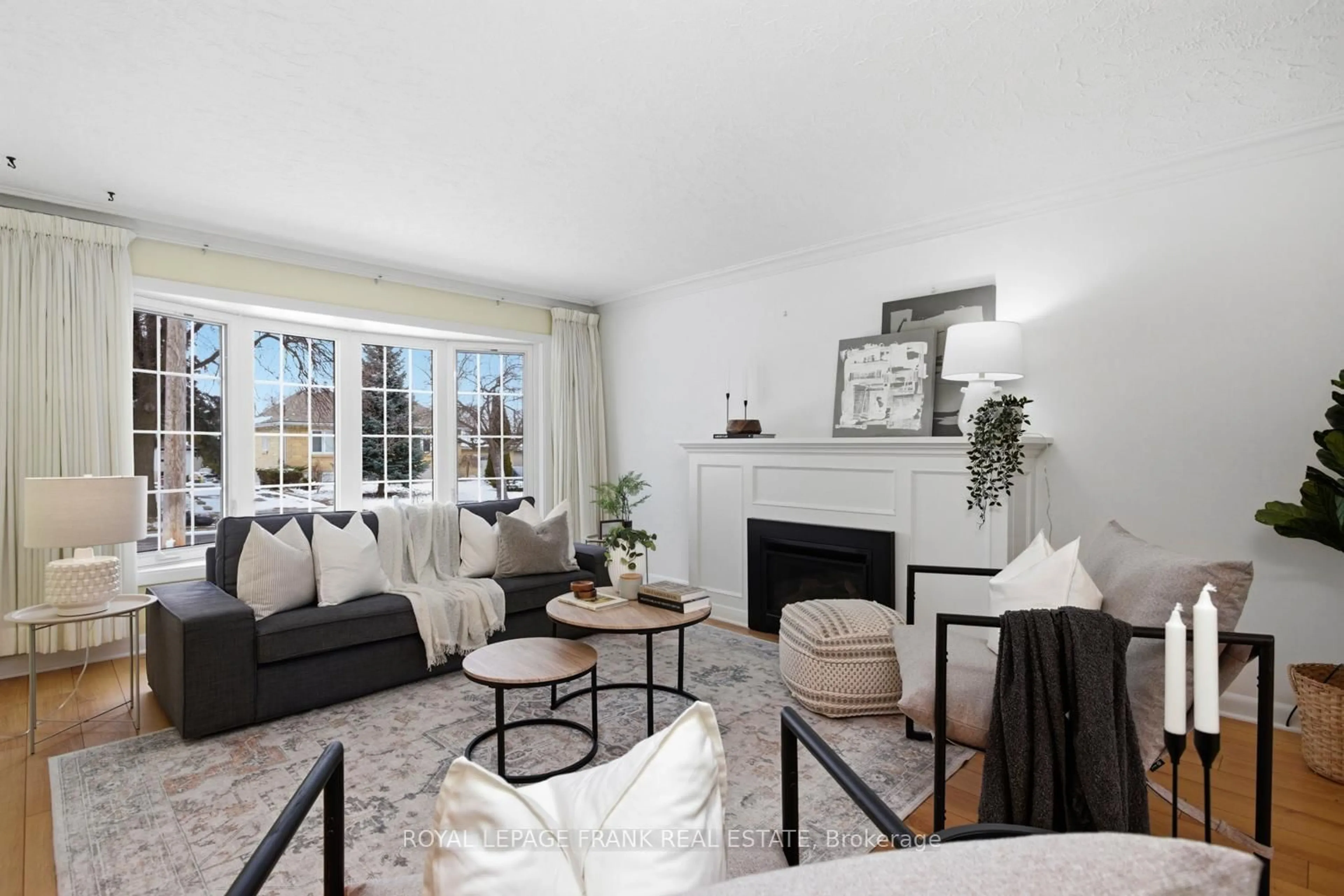 Living room with furniture, unknown for 447 Ridgeway Ave, Oshawa Ontario L1J 2V8