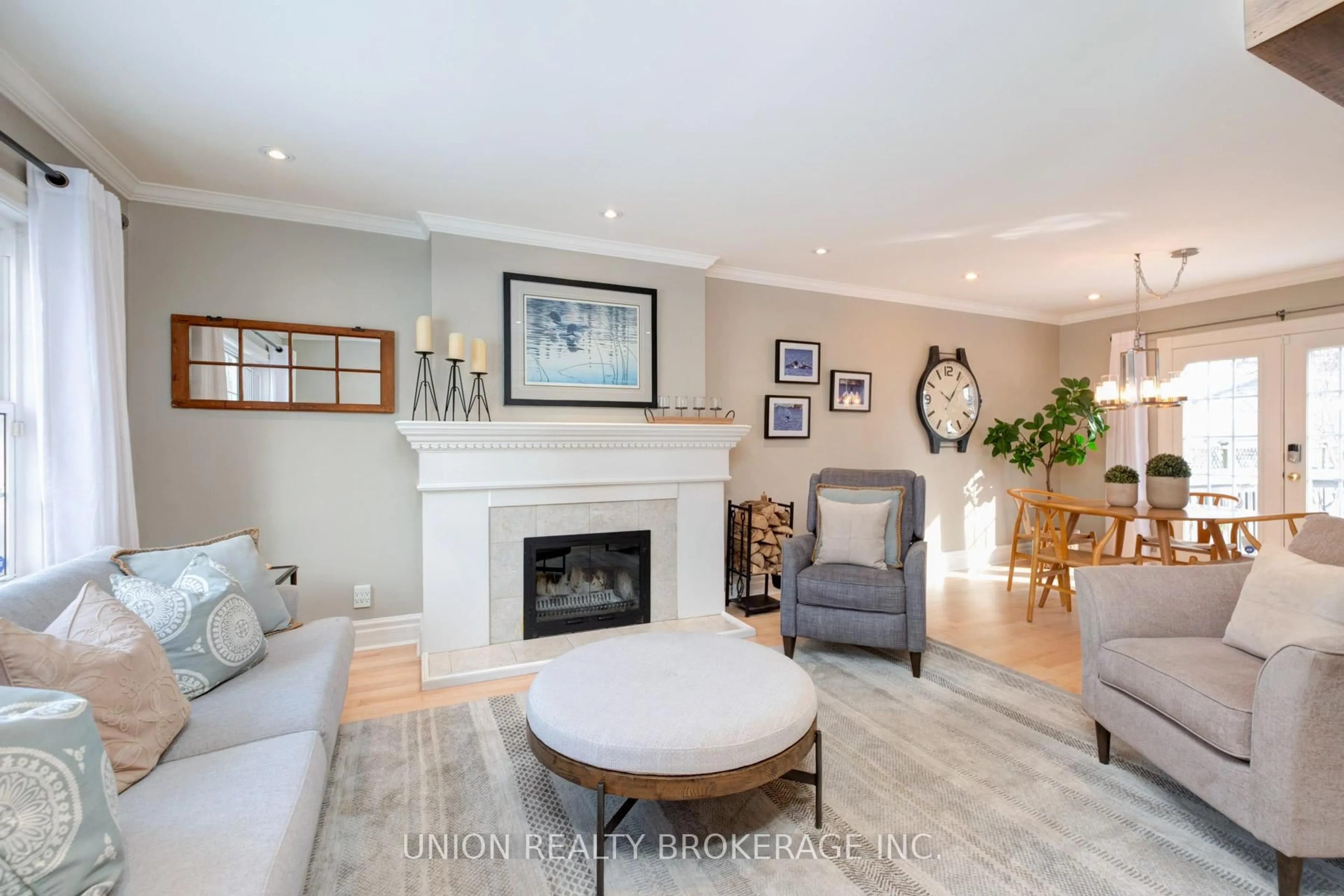 Living room with furniture, unknown for 129 Warden Ave, Toronto Ontario M1N 2Z5