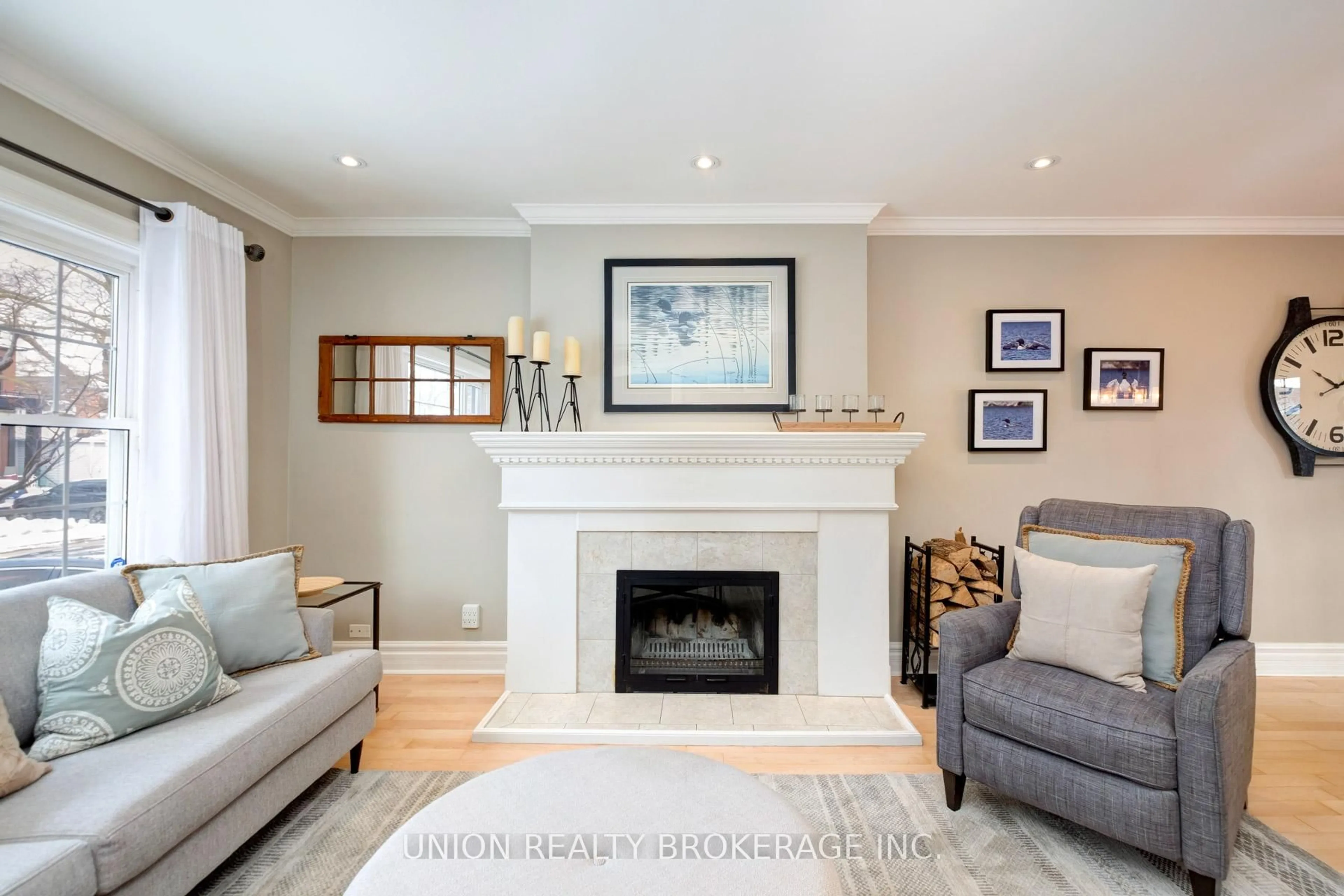 Living room with furniture, unknown for 129 Warden Ave, Toronto Ontario M1N 2Z5