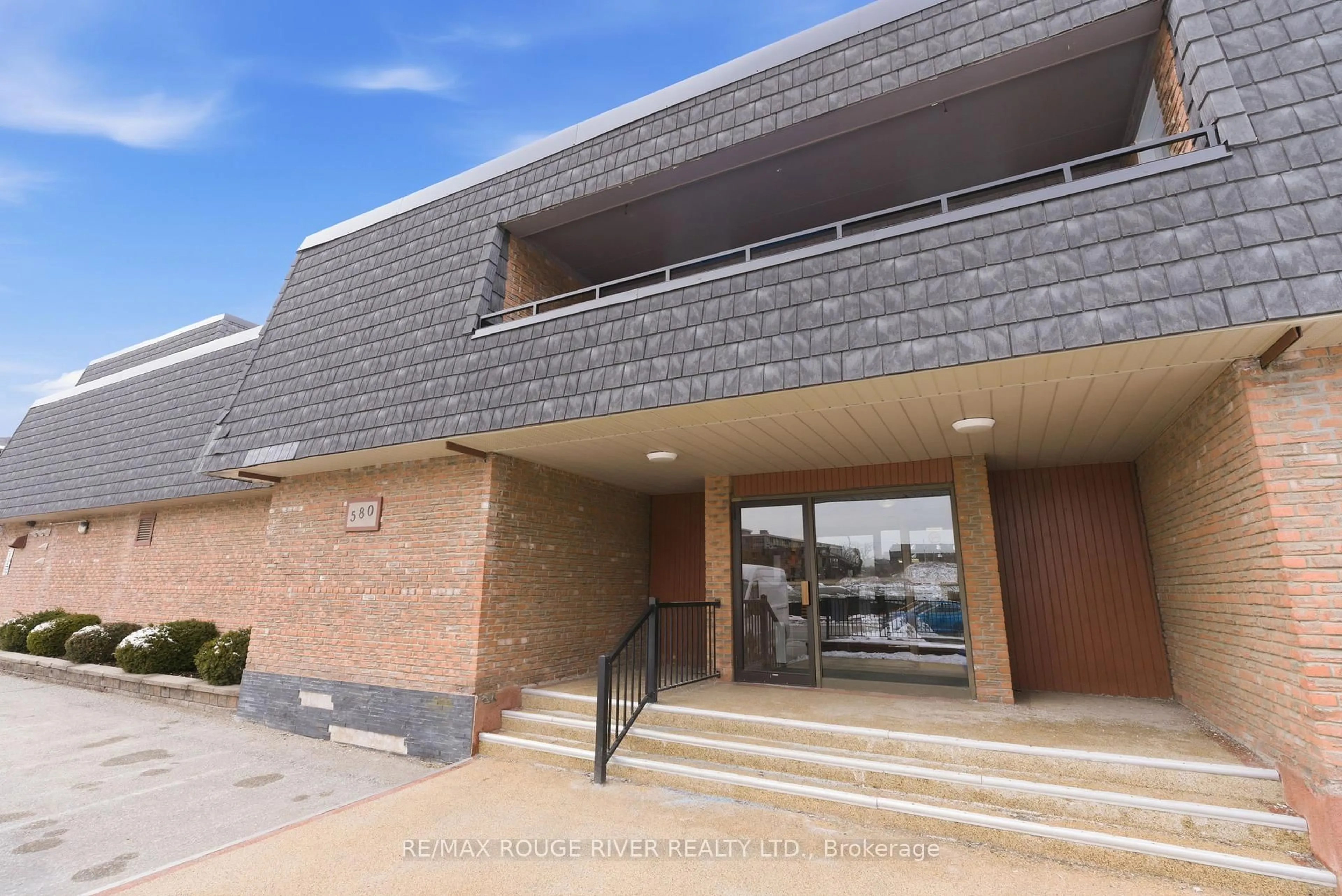 Indoor foyer for 580 Mary St #214, Whitby Ontario L1N 2R3