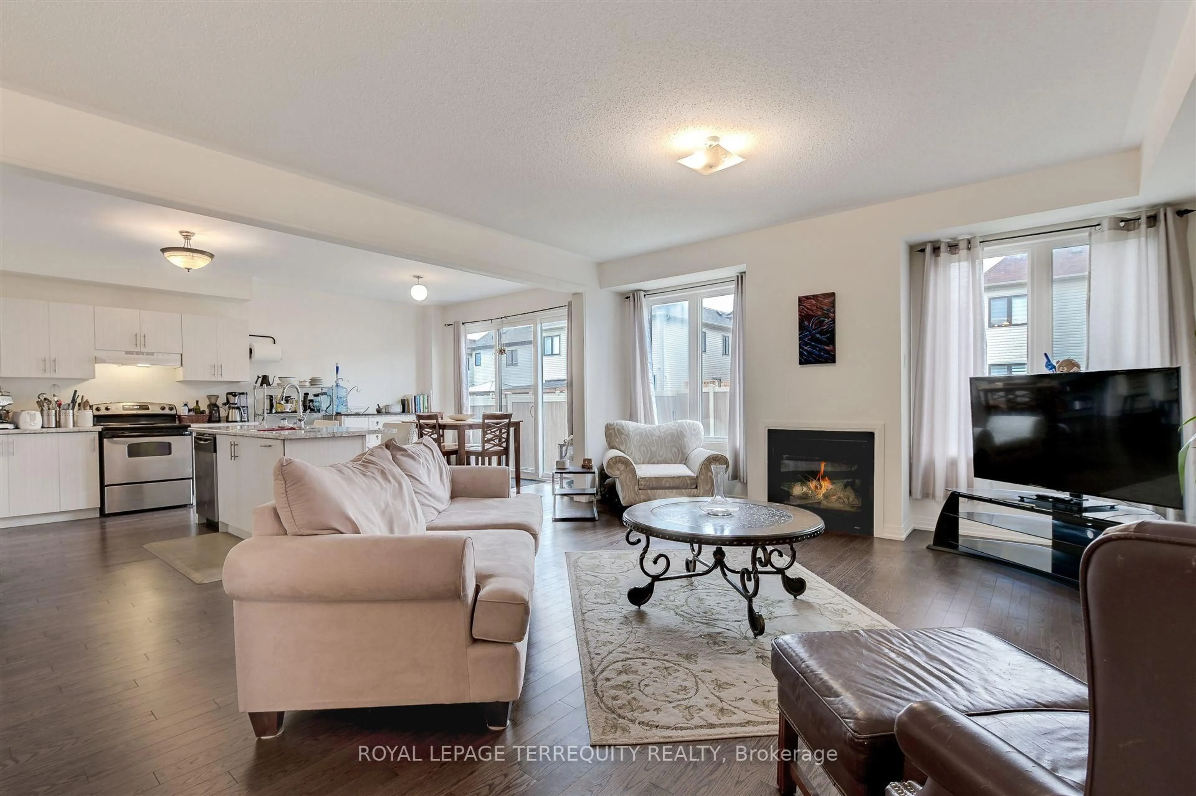 Living room with furniture, unknown for 137 East Shore Dr, Clarington Ontario L1C 1Z8