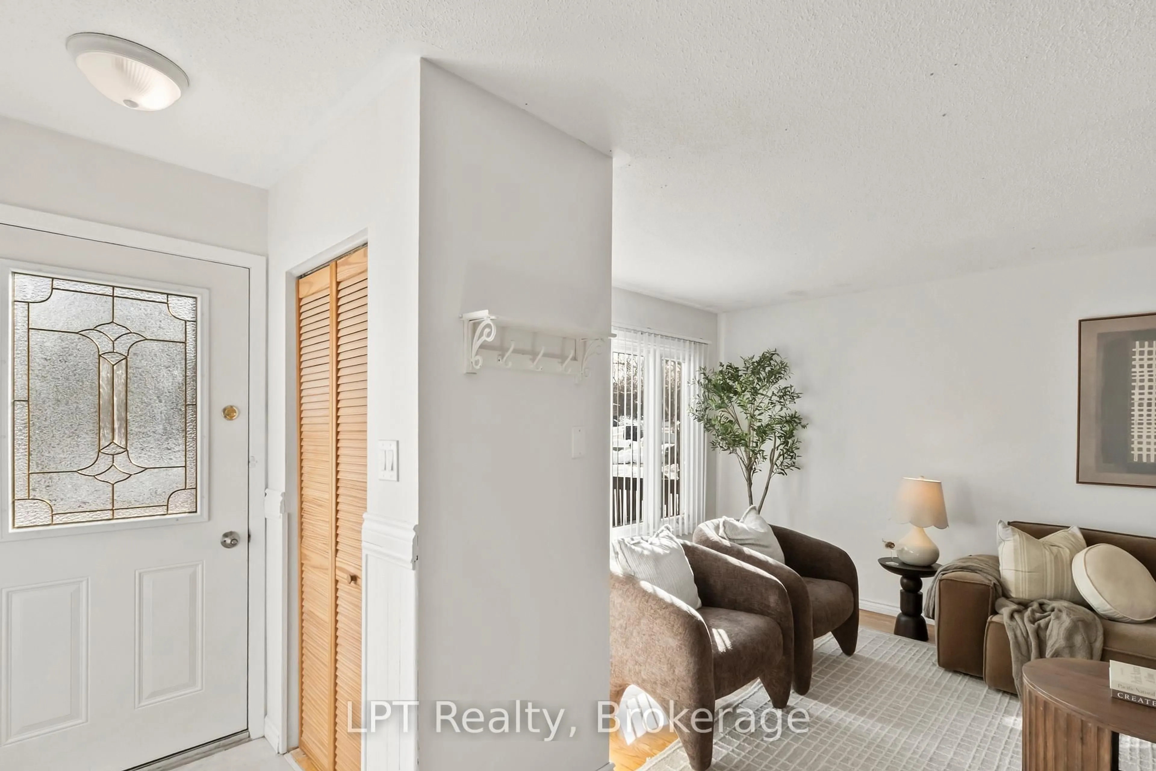 Indoor entryway for 118 Capreol Crt, Oshawa Ontario L1J 6E6