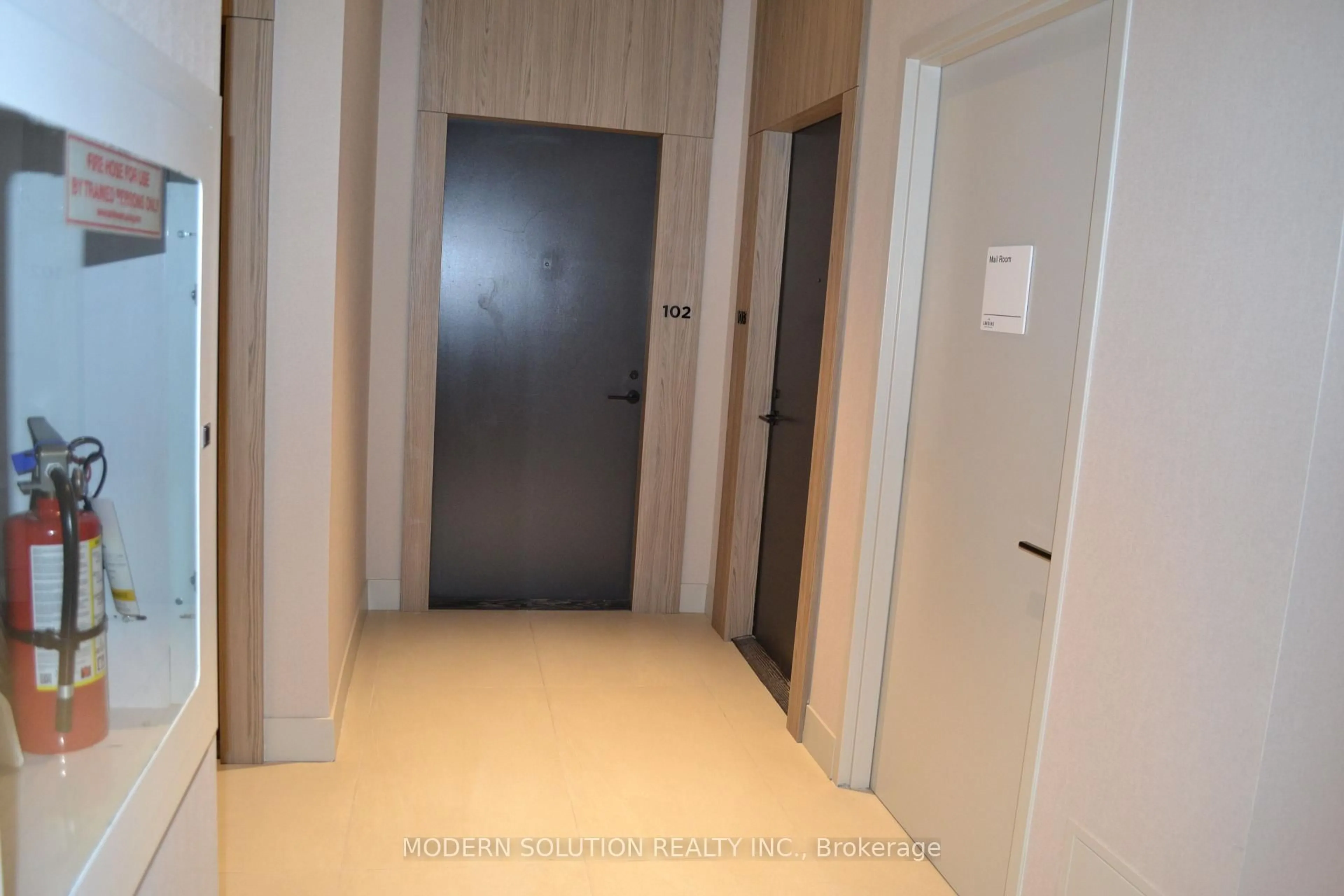 Indoor foyer for 1606 Charles St #103, Whitby Ontario L1N 0P1