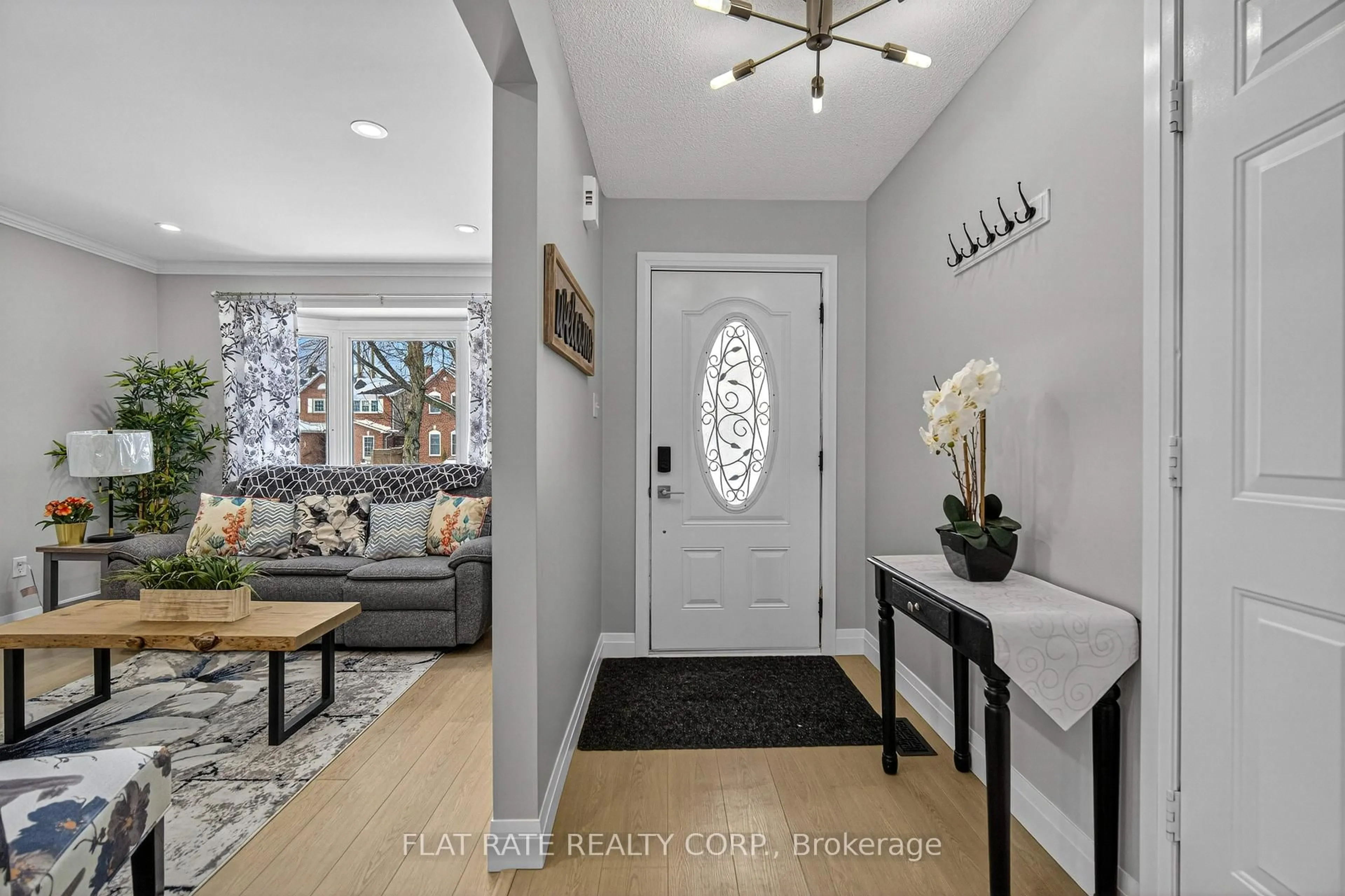 Indoor entryway for 887 Lavis Crt, Oshawa Ontario L1K 1W1
