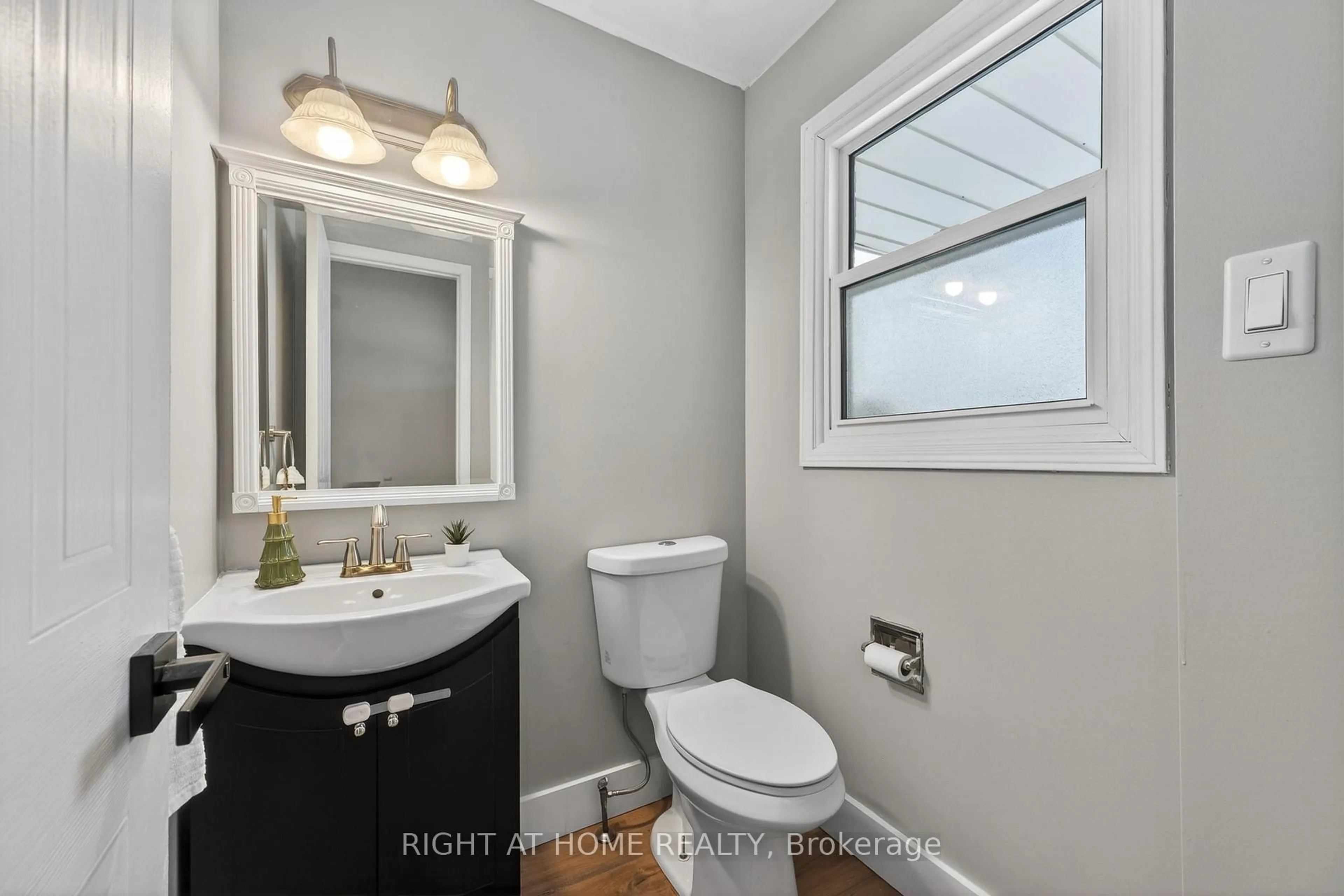 Standard bathroom, unknown for 62 Windham Cres, Clarington Ontario L1E 1Y3