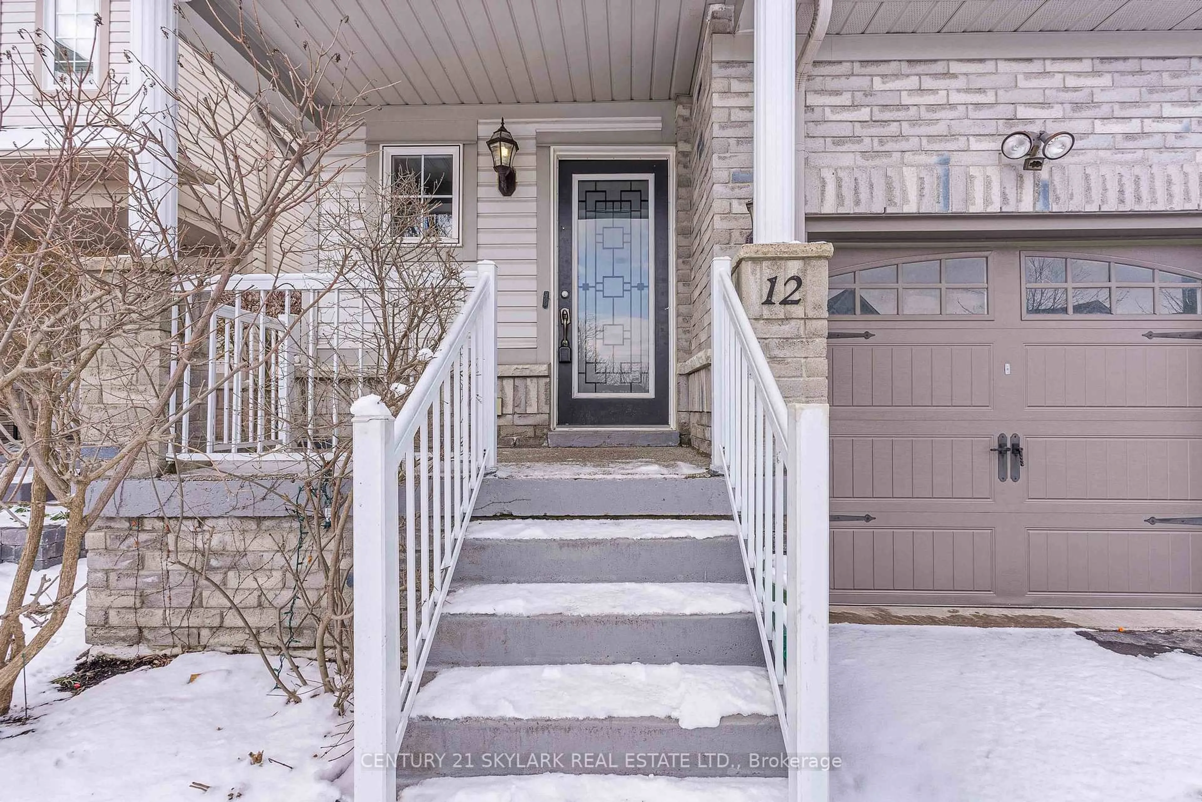 Indoor entryway for 12 Carrington Pl, Whitby Ontario L1R 3E9
