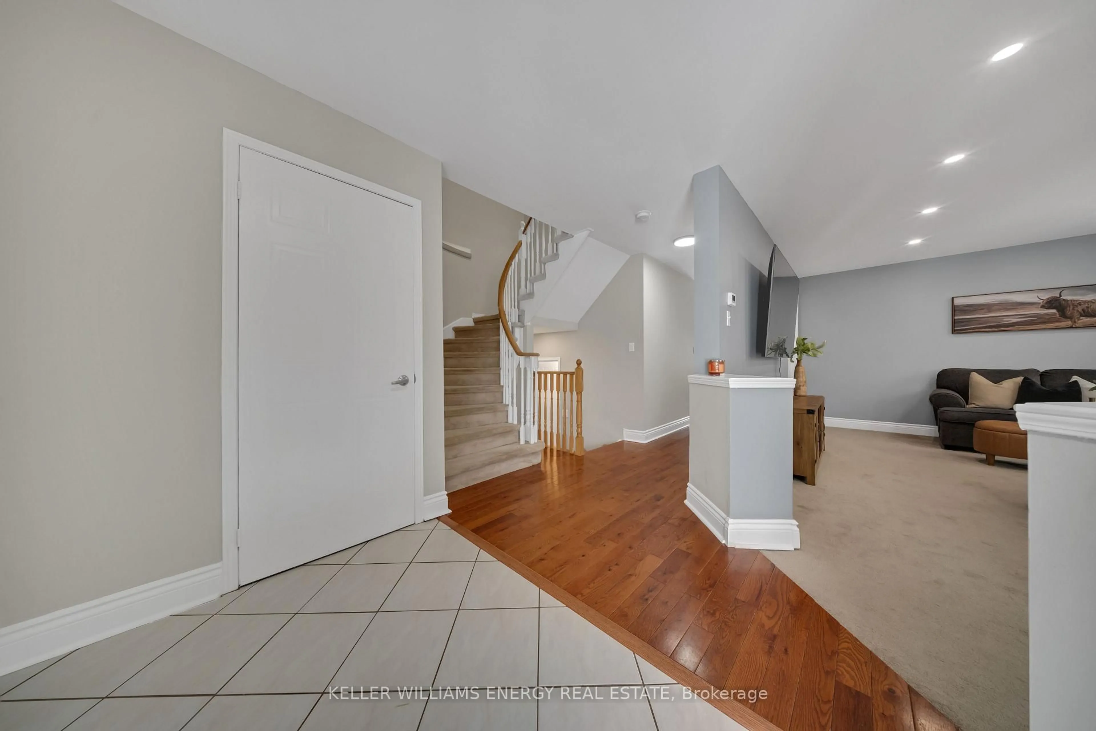 Indoor foyer for 179 Wilkins Cres, Clarington Ontario L1E 3B7