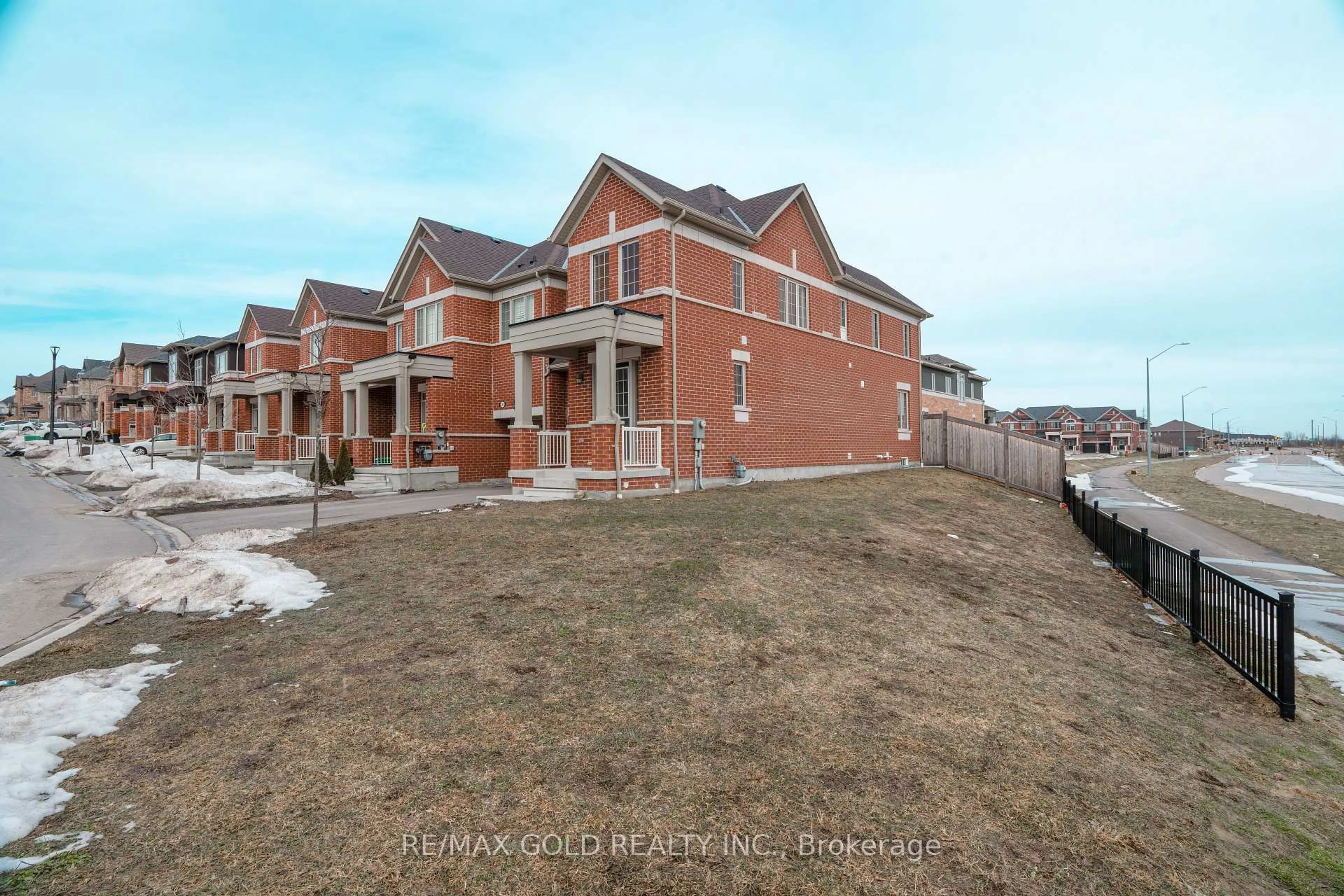 A pic from outside/outdoor area/front of a property/back of a property/a pic from drone, unknown for 2433 Florentine Pl, Pickering Ontario L1X 0H1