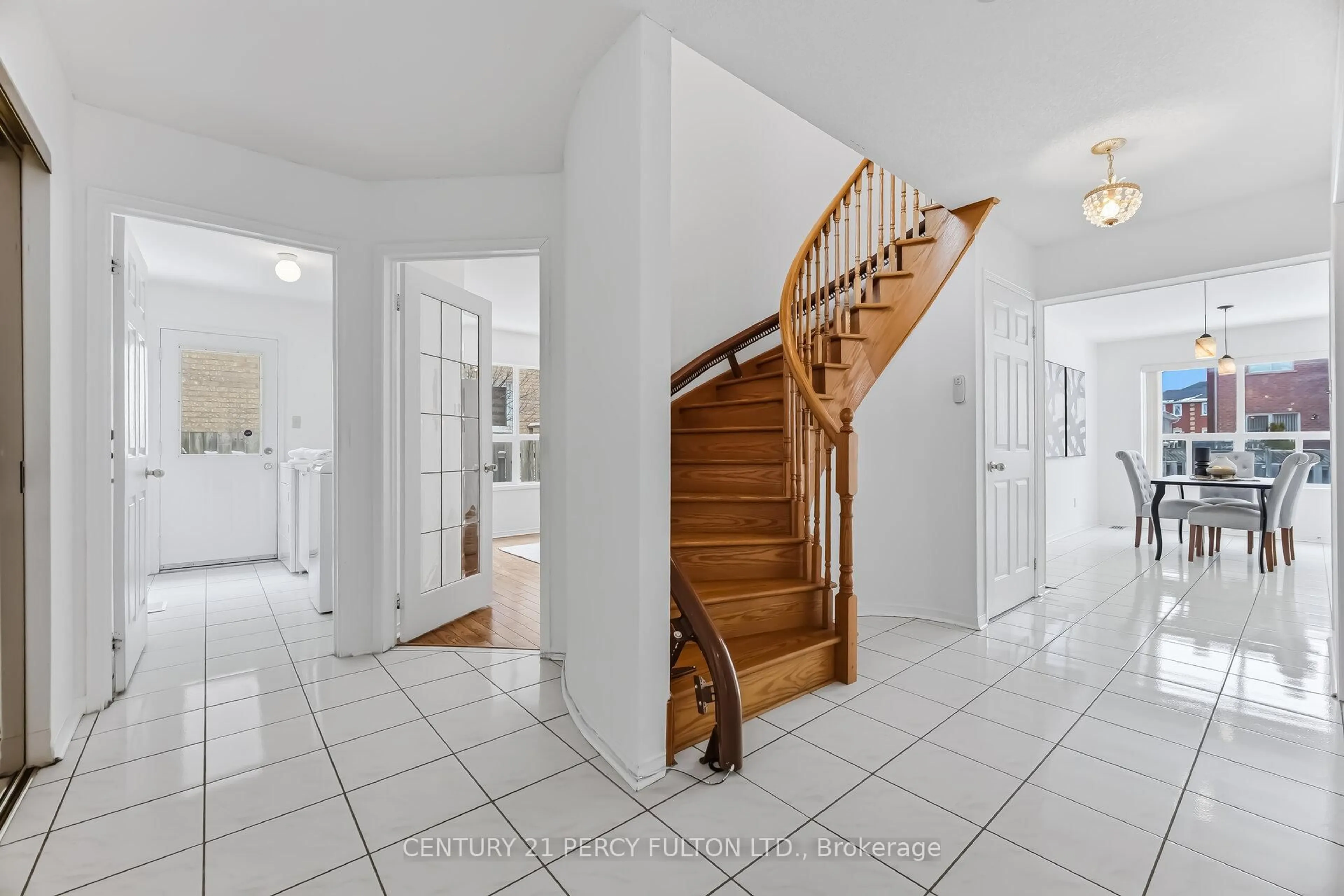 Indoor foyer for 1581 Oakburn St, Pickering Ontario L1V 6M9