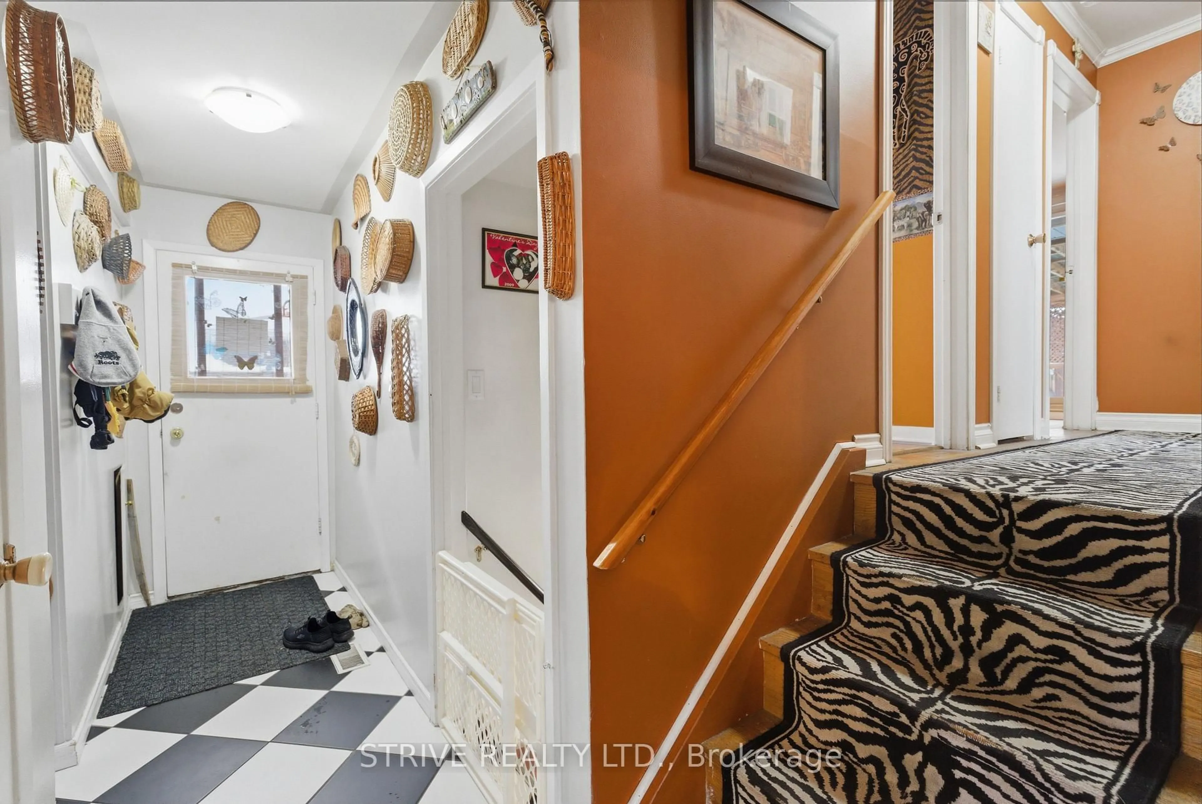 Indoor entryway for 620 Dundee Ave, Oshawa Ontario L1J 2X1