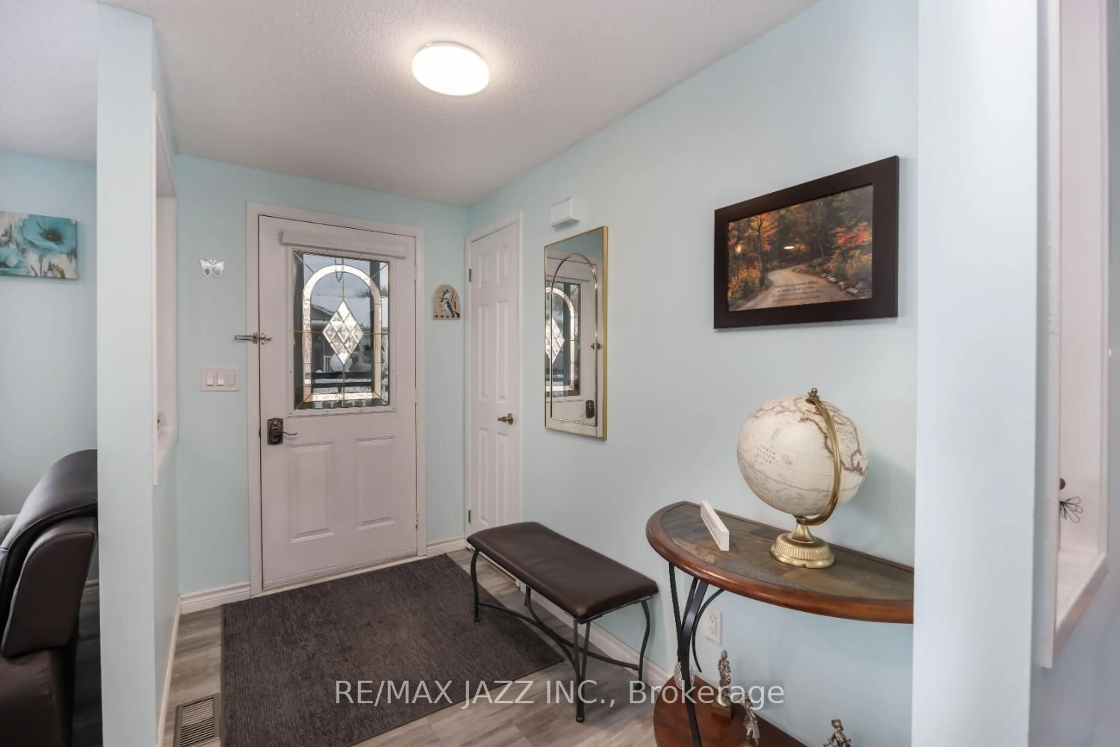 Indoor entryway for 213 Wilmot Tr, Clarington Ontario L1B 1A9