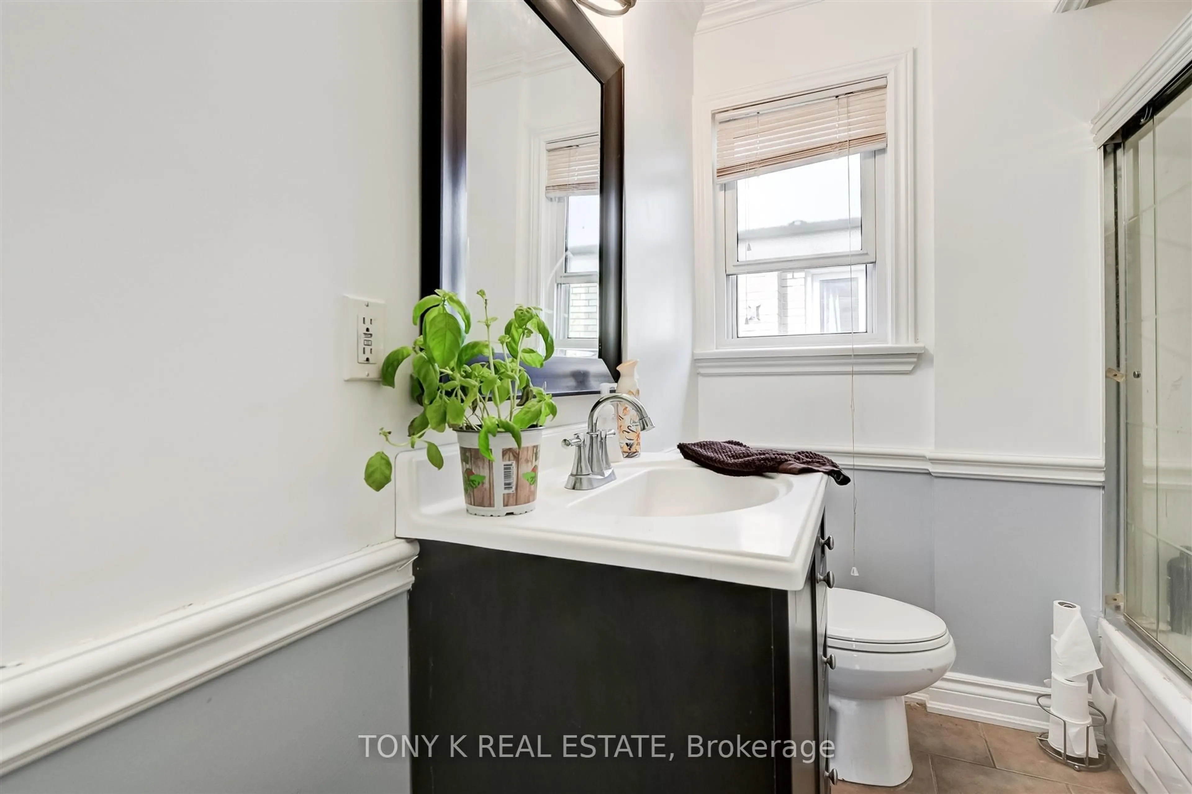 Contemporary bathroom, ceramic/tile floor for 654 Grierson St, Oshawa Ontario L1G 5J4