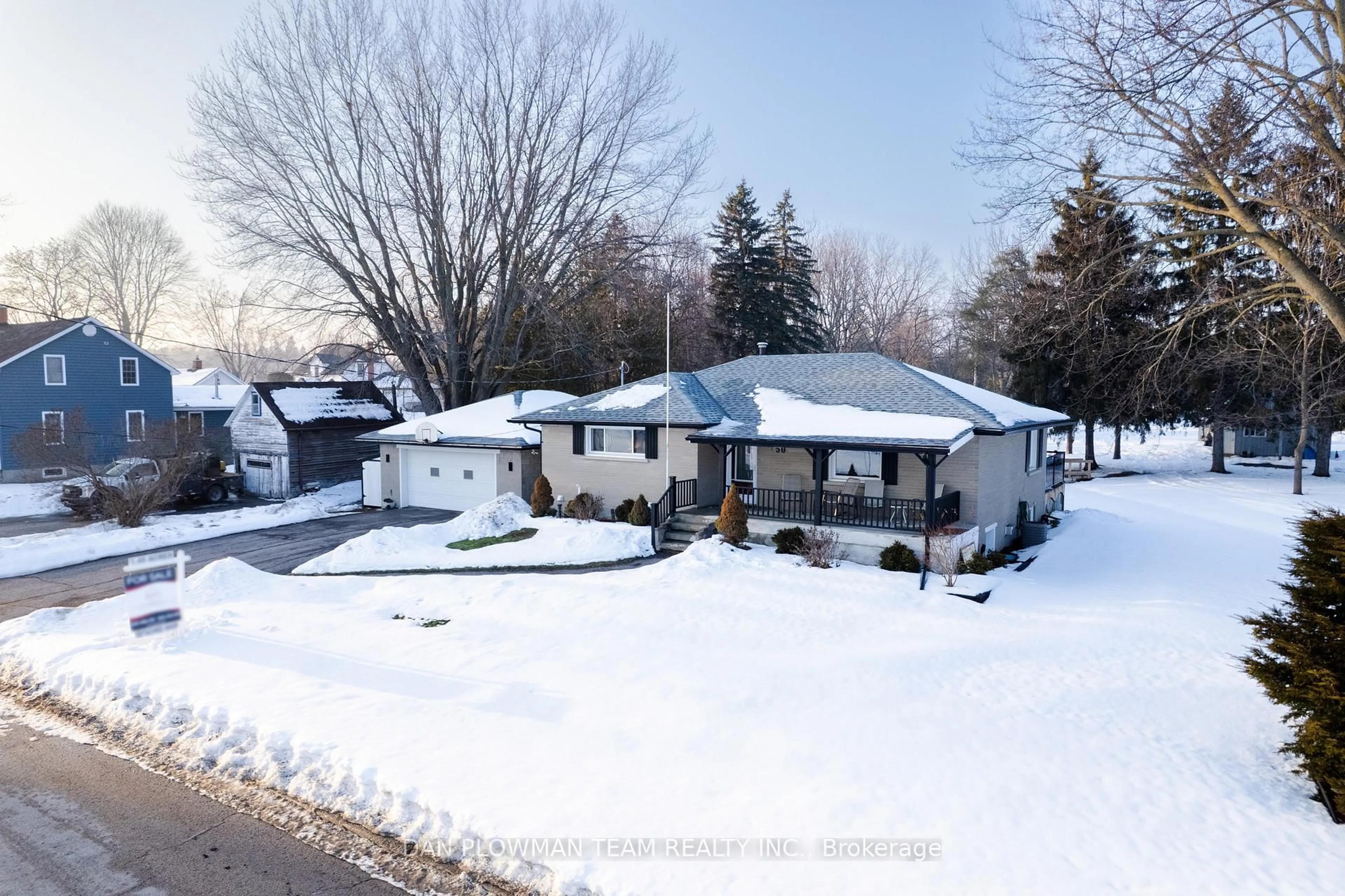 A pic from outside/outdoor area/front of a property/back of a property/a pic from drone, street for 50 Centreview St, Clarington Ontario L1C 2Y3