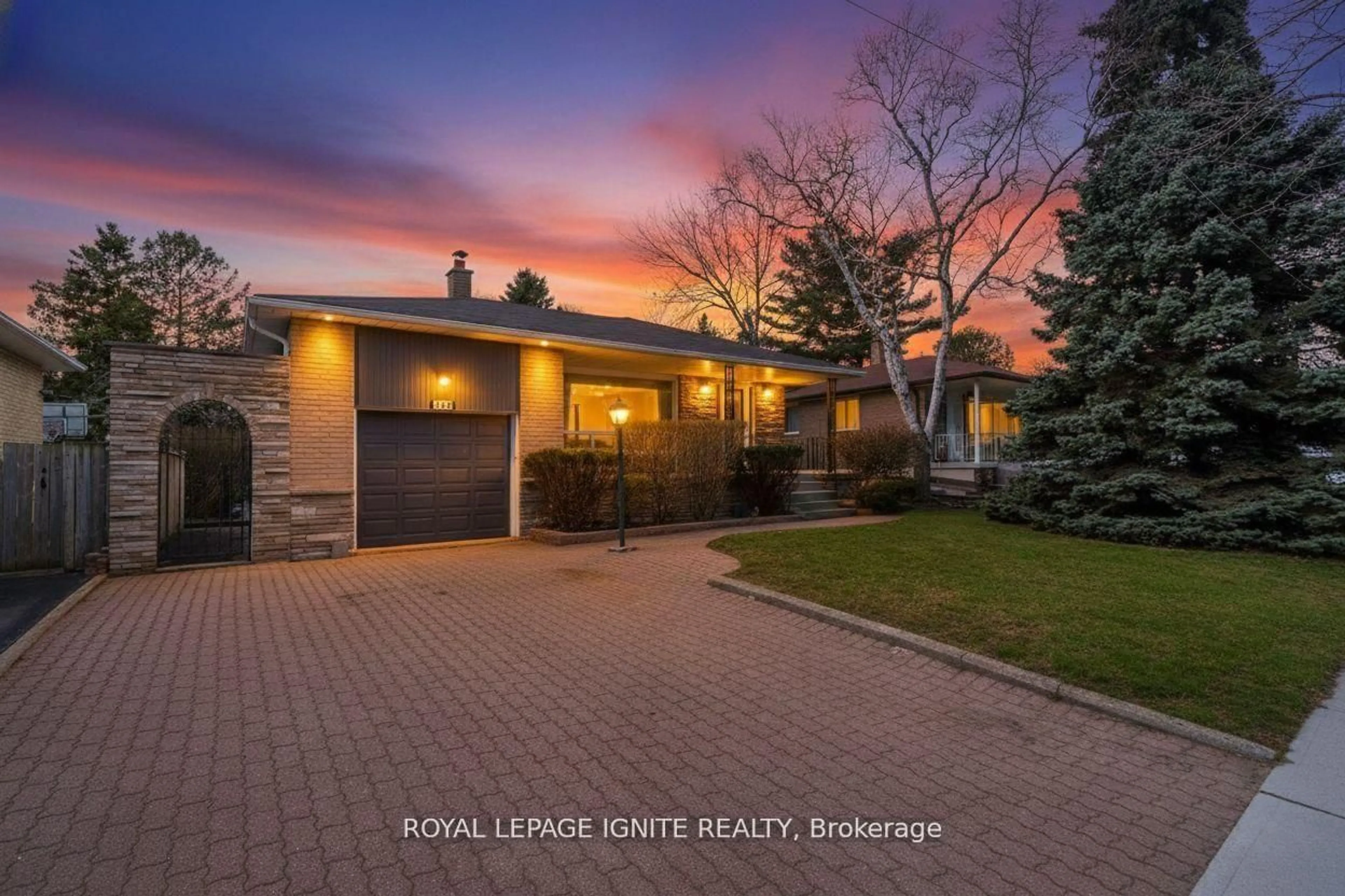 A pic from outside/outdoor area/front of a property/back of a property/a pic from drone, street for 174 Darlingside Dr, Toronto Ontario M1E 3P6