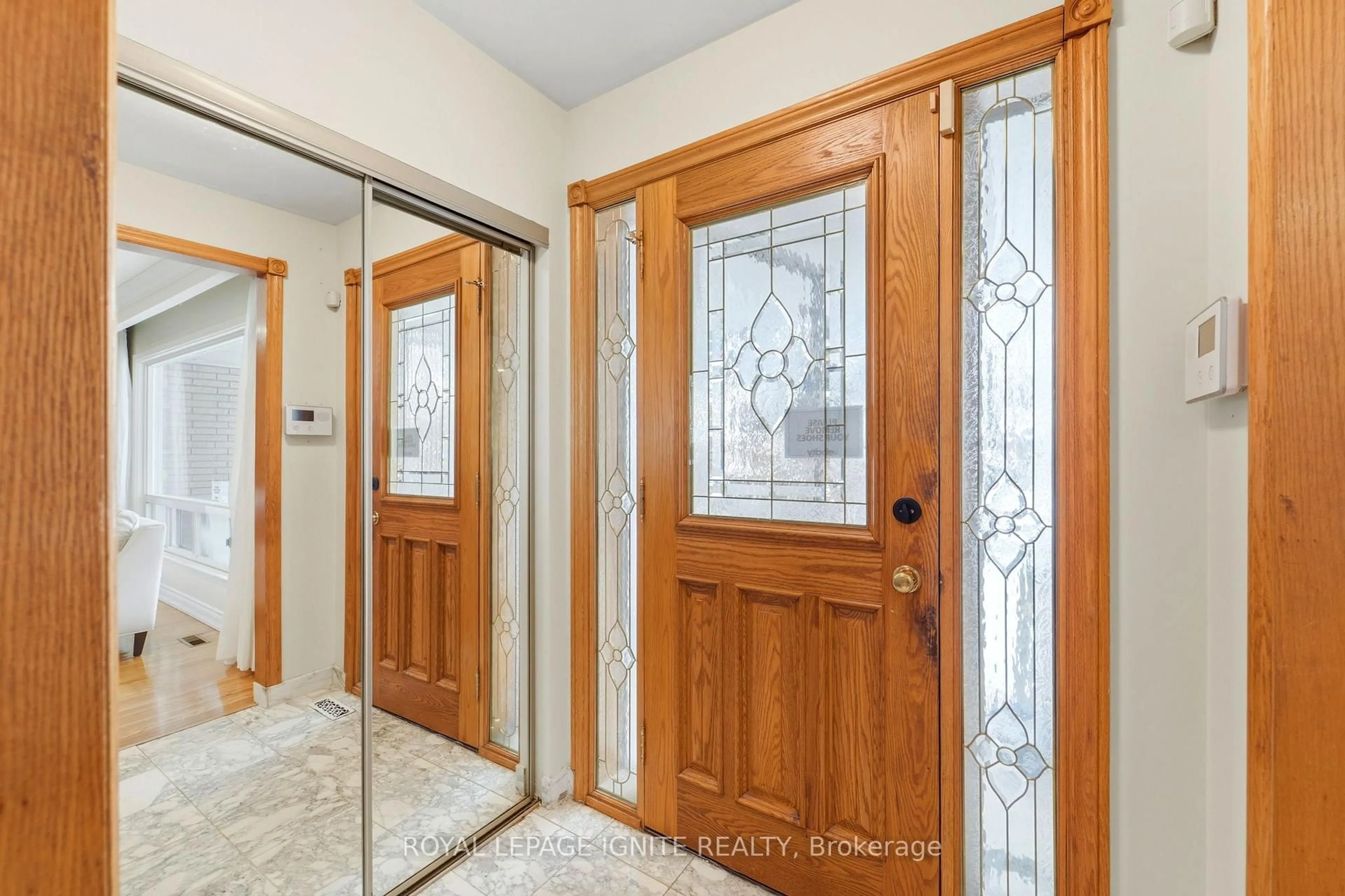 Indoor entryway for 174 Darlingside Dr, Toronto Ontario M1E 3P6