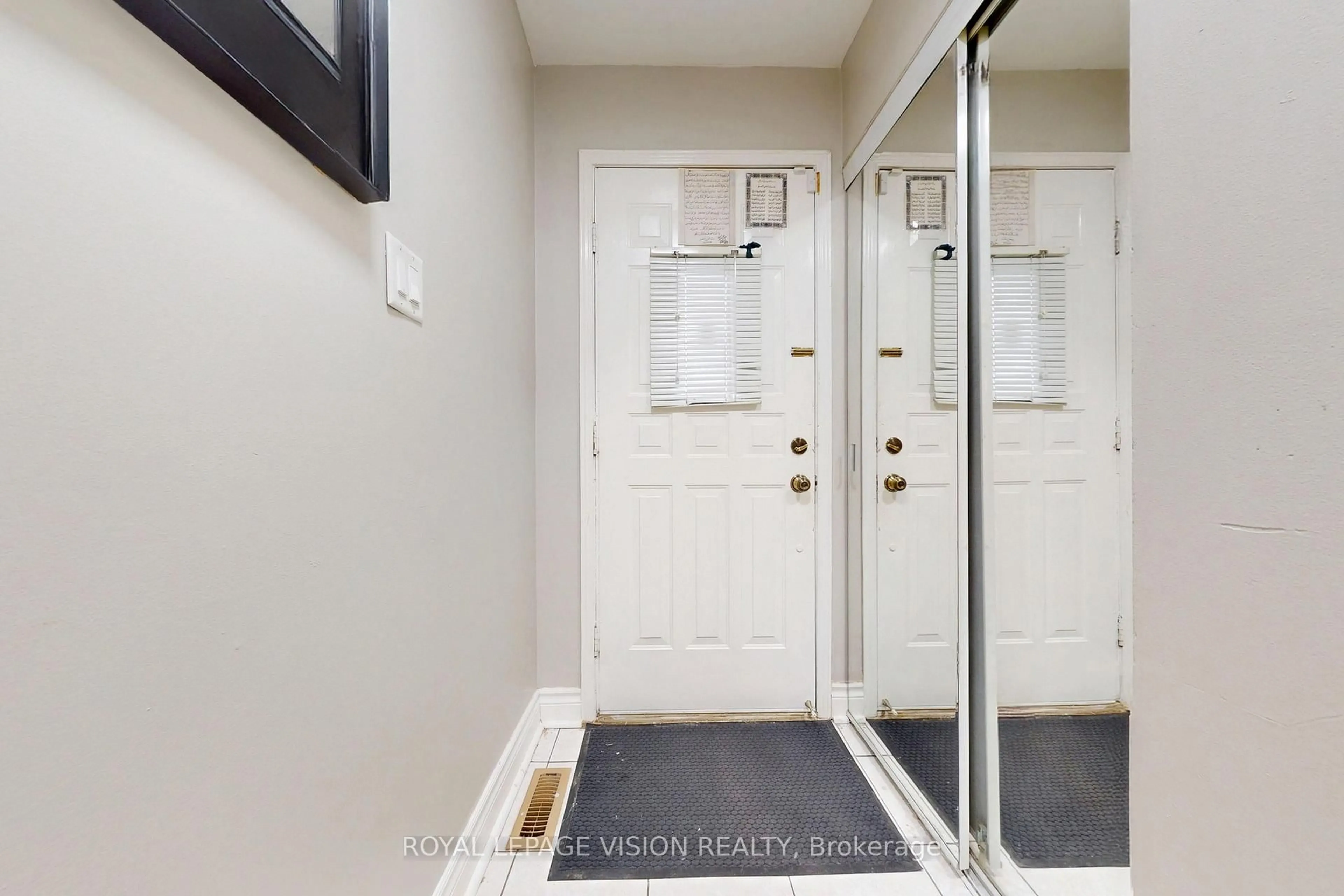 Indoor entryway for 1855 Ashford Dr, Pickering Ontario L1V 6E1