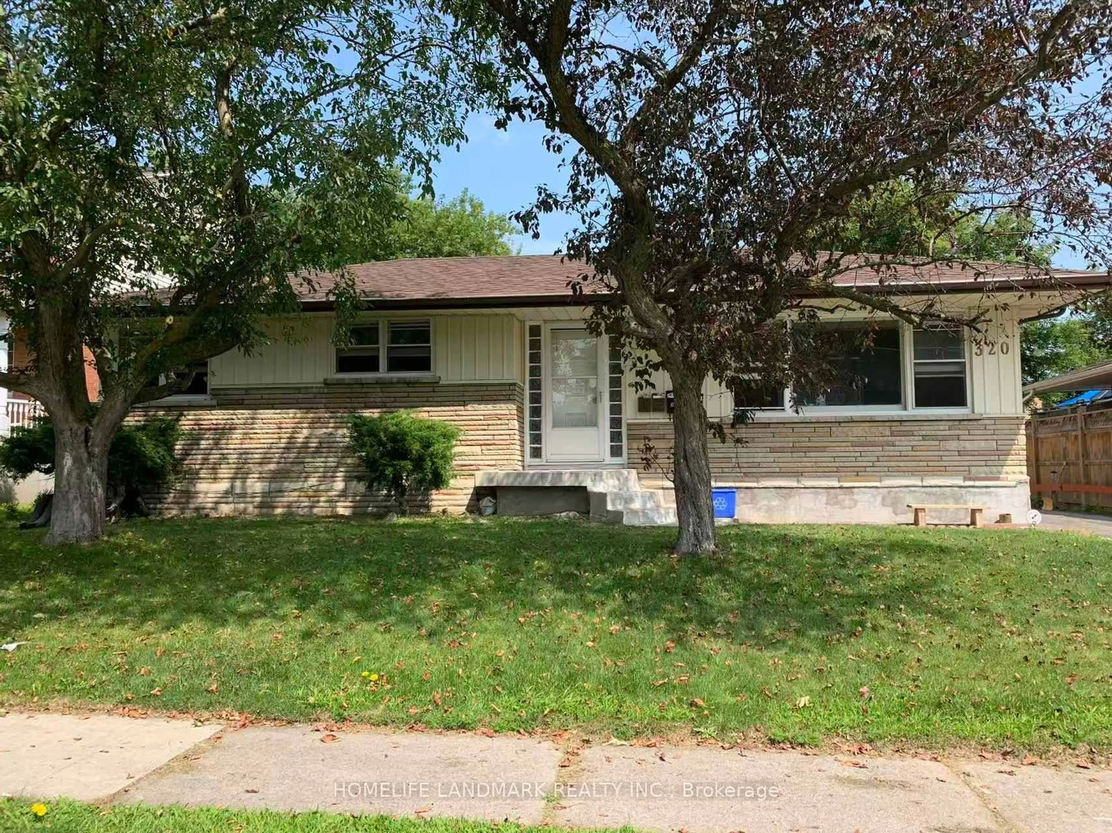 Home with vinyl exterior material, street for 320 Elgin St, Oshawa Ontario L1J 2P3