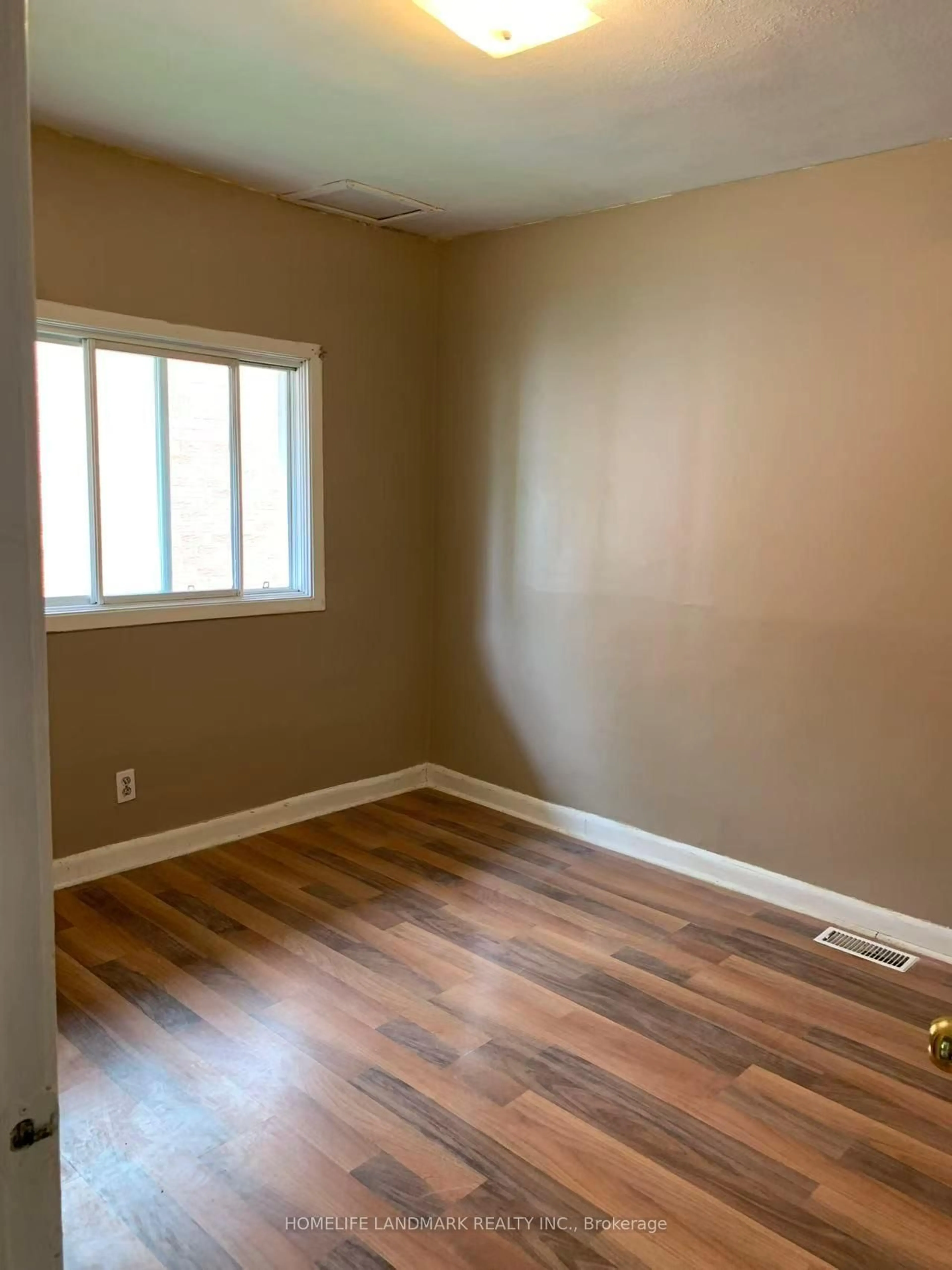 A pic of a room for 320 Elgin St, Oshawa Ontario L1J 2P3