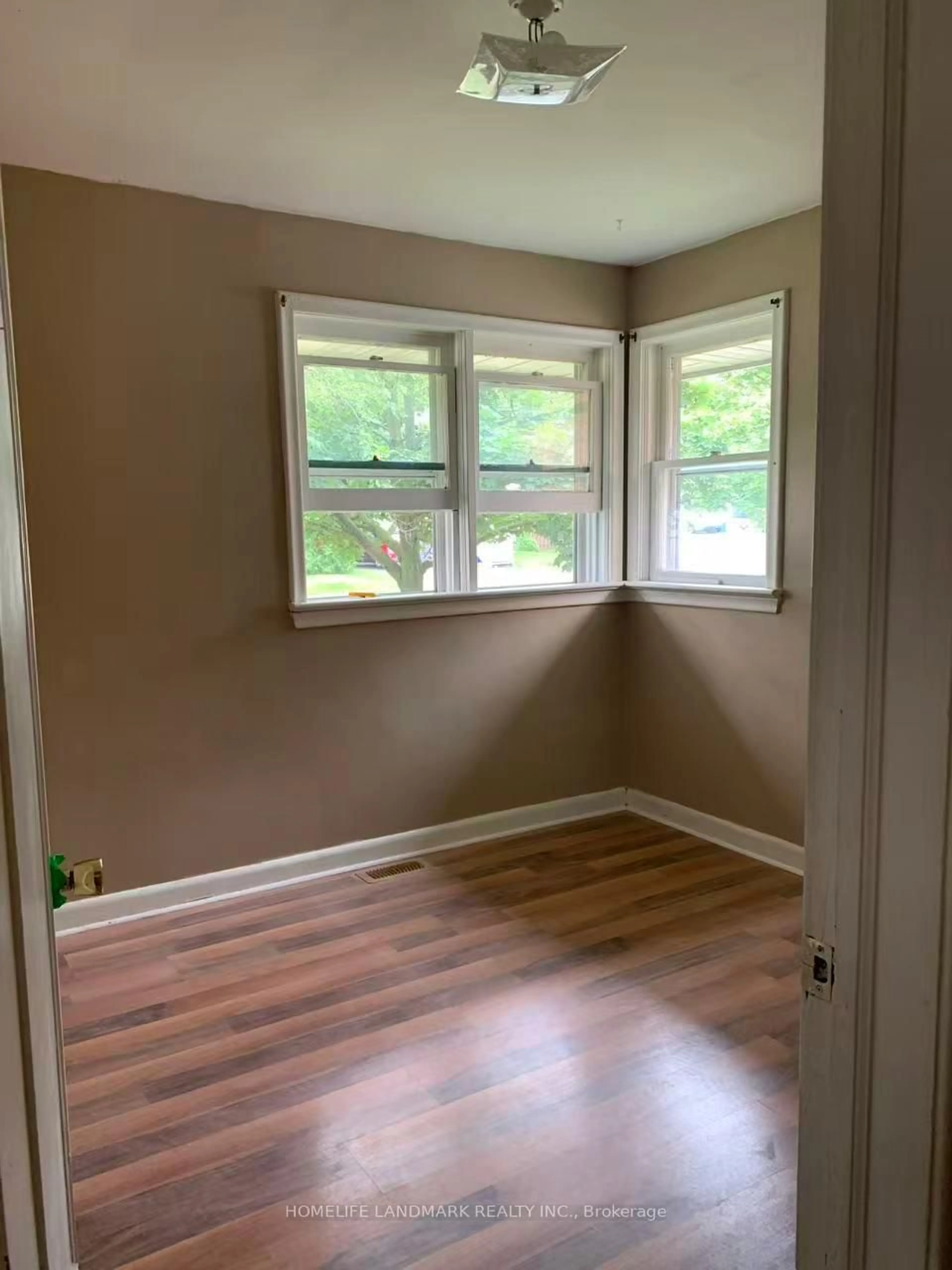 A pic of a room for 320 Elgin St, Oshawa Ontario L1J 2P3