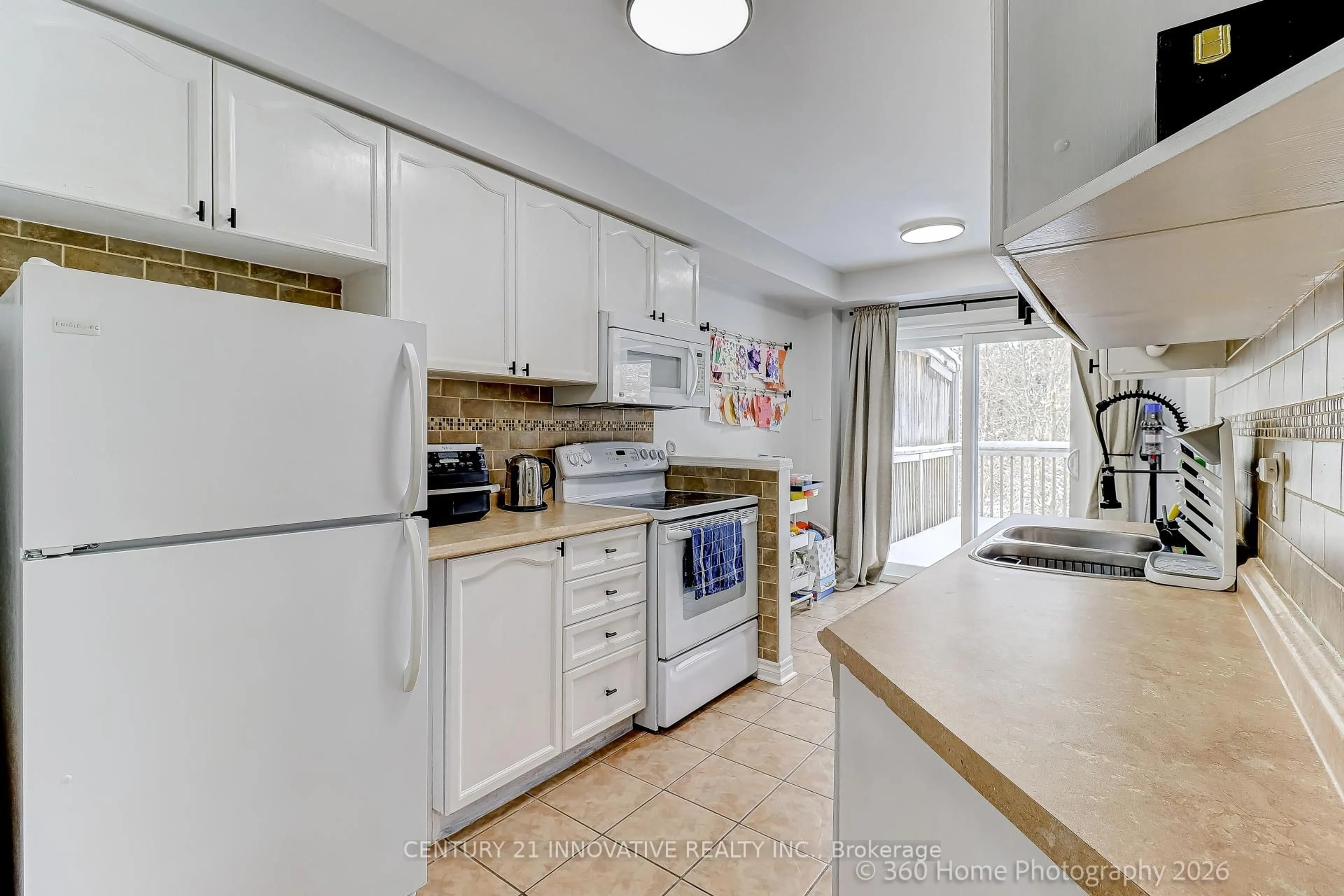 Standard kitchen, unknown for 1896 Woodgate Crt, Oshawa Ontario L1G 7Z2